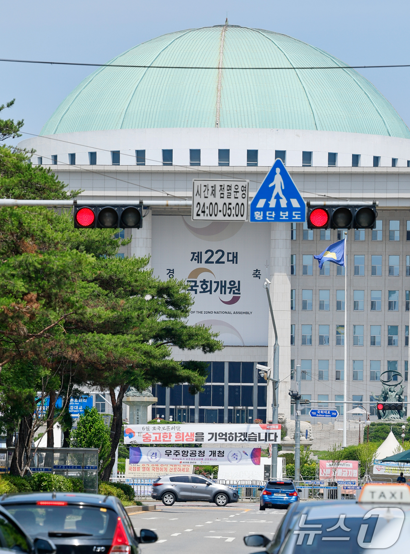 (서울=뉴스1) 안은나 기자 = 여야가 원구성 협상의 합의점을 찾지 못하고 있는 9일 서울 여의도 국회의사당 앞에 빨간 신호등이 켜져 있다.더불어민주당은 이날까지 합의에 이르지 못 …