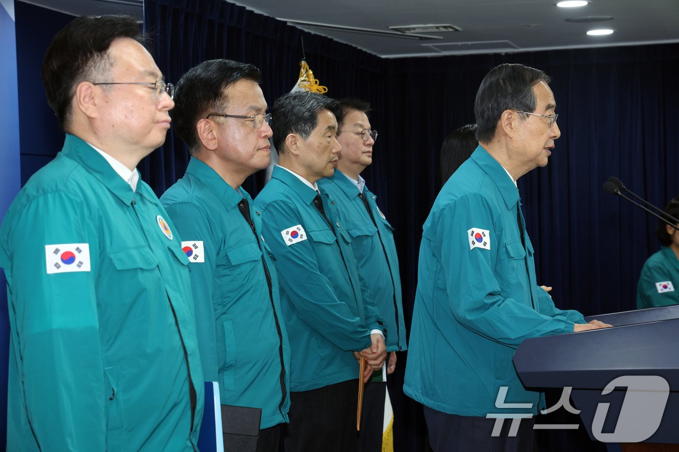 한덕수 국무총리가 9일 오후 서울 종로구 세종대로 정부서울청사에서 의료개혁 관련 브리핑을 하고 있다. 왼쪽부터 조규홍 보건복지부 장관, 최상목 경제부총리 겸 기획재정부 장관, 이주호 사회부총리 겸 교육부 장관, 방기선 국무조정실장, 한 국무총리. 2024.6.9/뉴스1 ⓒ News1 박정호 기자