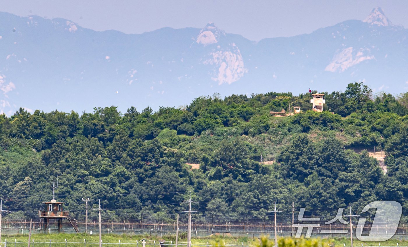 본문 이미지 - 정부가 북한이 오물 풍선 살포를 재개한데 대한 대응 조치로 대북 확성기를 설치하고 방송을 실시하기로 한 9일 파주 접경지역에 북한군 초소가 보이고 있다. 2024.6.9/뉴스1 ⓒ News1 이승배 기자