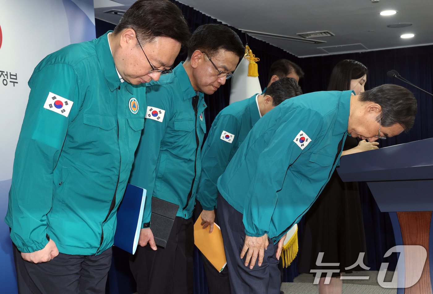 한덕수 국무총리가 9일 오후 서울 종로구 세종대로 정부서울청사에서 의료개혁 관련 브리핑을 마친 뒤 고개 숙여 인사하고 있다. 2024.6.9/뉴스1 ⓒ News1 박정호 기자