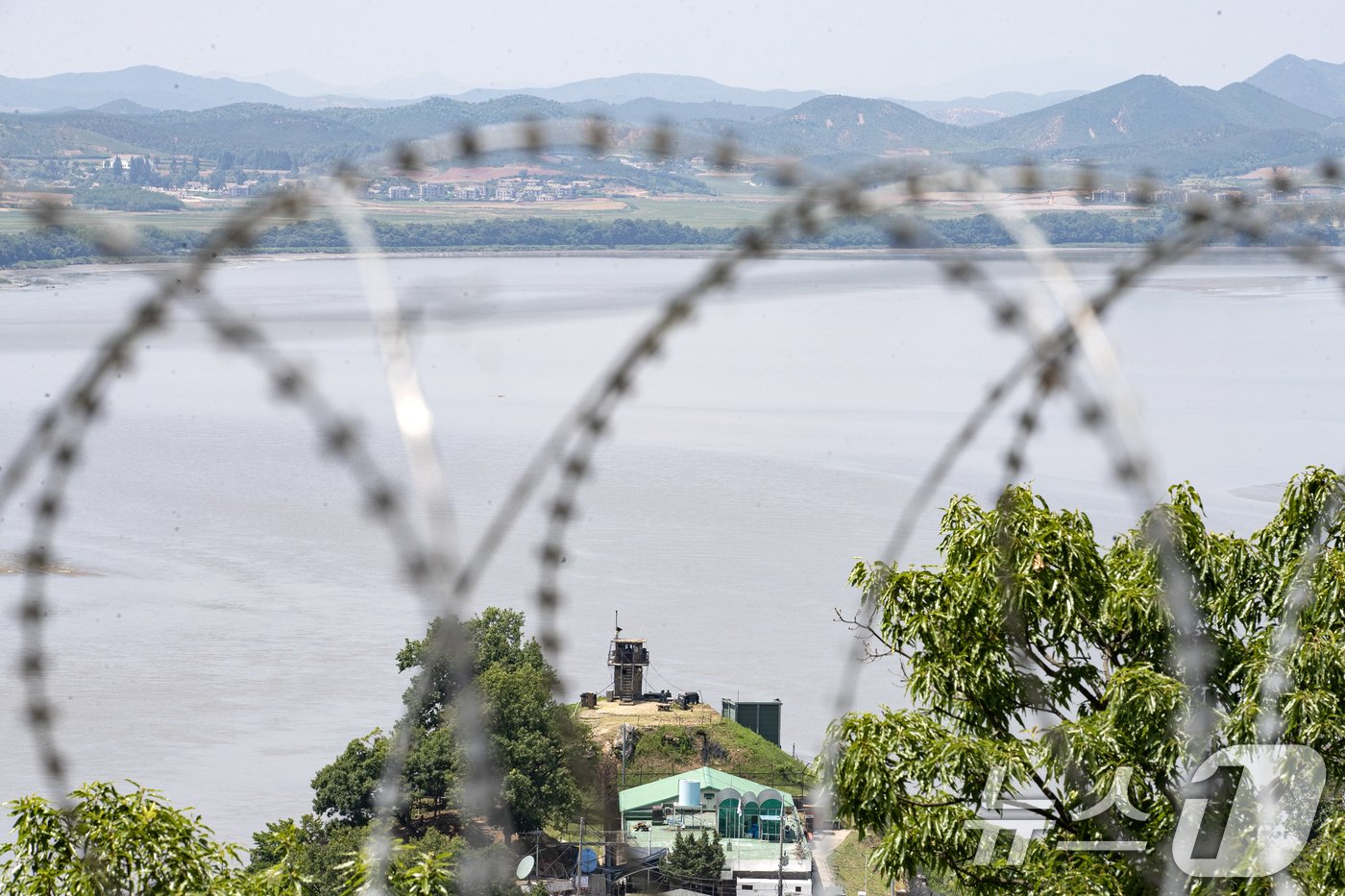 본문 이미지 - 정부가 북한이 오물 풍선 살포를 재개한데 대한 대응 조치로 대북 확성기를 설치하고 방송을 실시하기로 한 9일 파주 접경지역에 기존 대북 방송 확성기가 있었던 군사 시설물이 자리하고 있다. 2024.6.9/뉴스1 ⓒ News1 이승배 기자