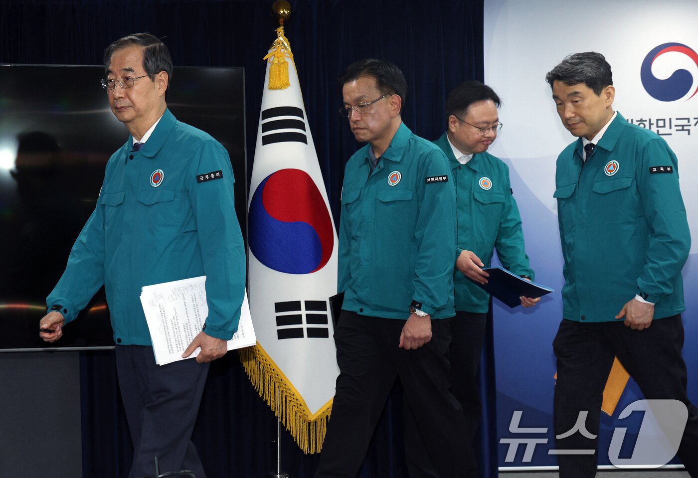 본문 이미지 - 한덕수 국무총리가 9일 오후 서울 종로구 세종대로 정부서울청사에서 의료개혁 관련 브리핑을 마친 뒤 단상에서 내려오고 있다. 왼쪽부터 한 국무총리, 최상목 경제부총리겸 기획재정부 장관, 조규홍 보건복지부 장관,이주호 사회부총리 겸 교육부 장관. 2024.6.9/뉴스1 ⓒ News1 박정호 기자