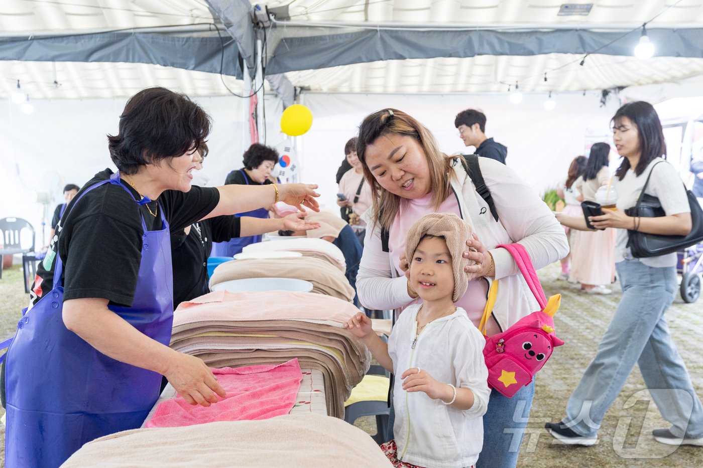 9일 강원 강릉 남대천 일대에서 열리고 있는 2024 강릉단오제를 찾은 나들이객들이 즐거운 시간을 보내고 있다.&#40;강릉단오제위원회 제공&#41; 2024.6.9/뉴스1