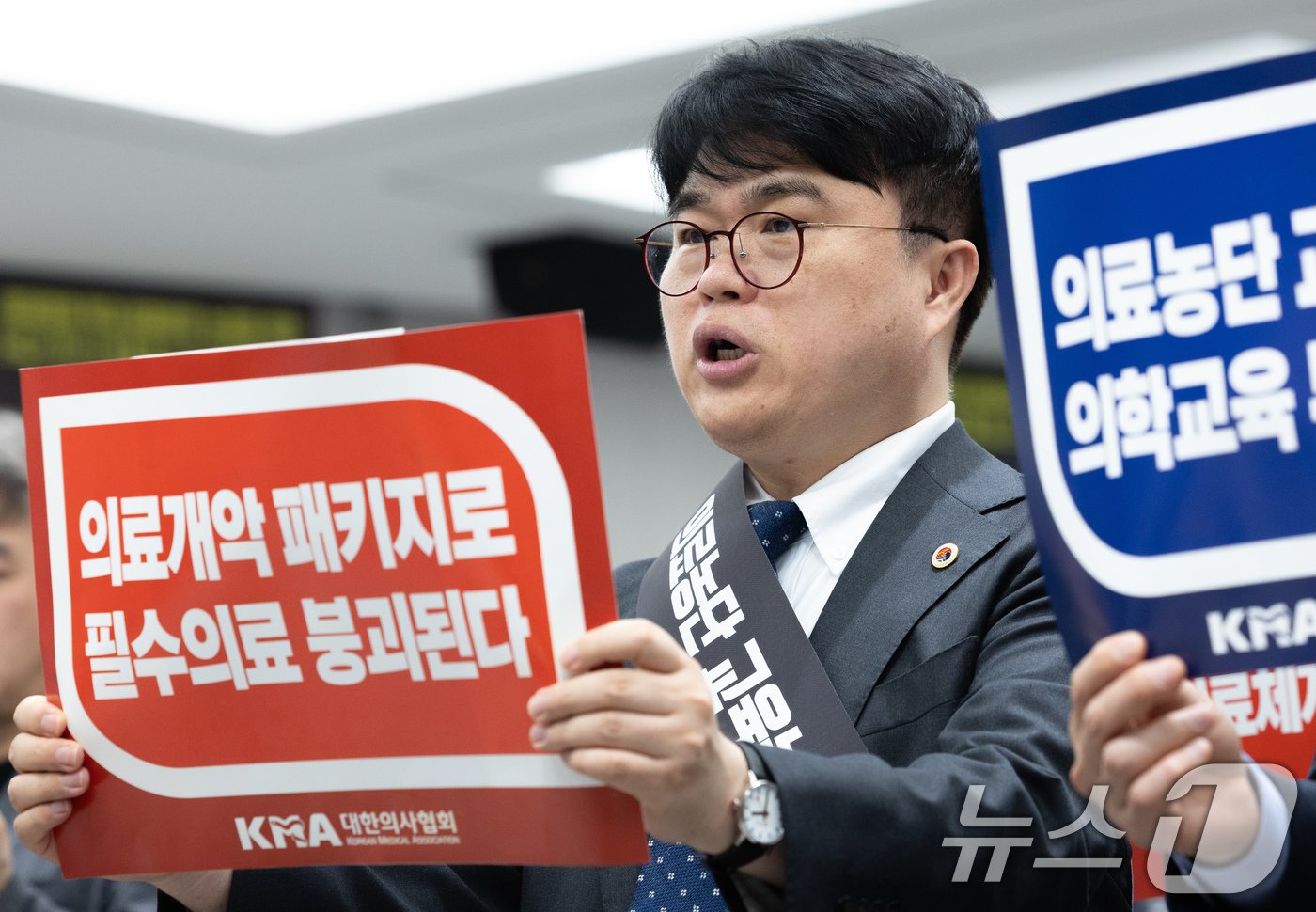 본문 이미지 - 임현택 대한의사협회 회장을 비롯한 참석자들이 9일 오후 서울 용산구 대한의사협회에서 열린 의료농단 저지 전국의사대표자회의에서 구호를 외치고 있다. 2024.6.9/뉴스1 ⓒ News1 이재명 기자