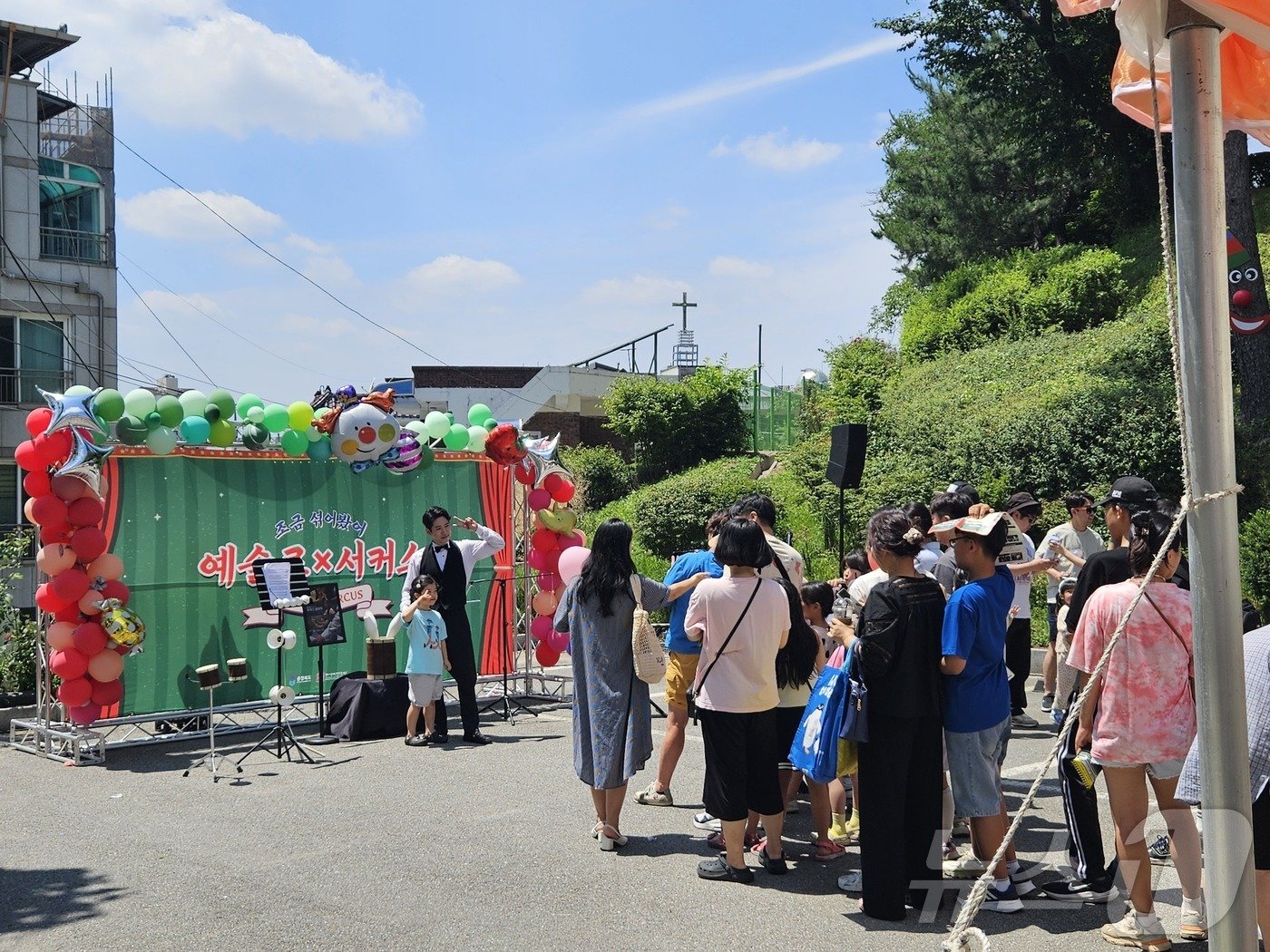 본문 이미지 -  9일 오후 대성로 122번길 일원에서 열린 '예술로X서커스' 행사.2024.6.9/뉴스1 이재규 기자