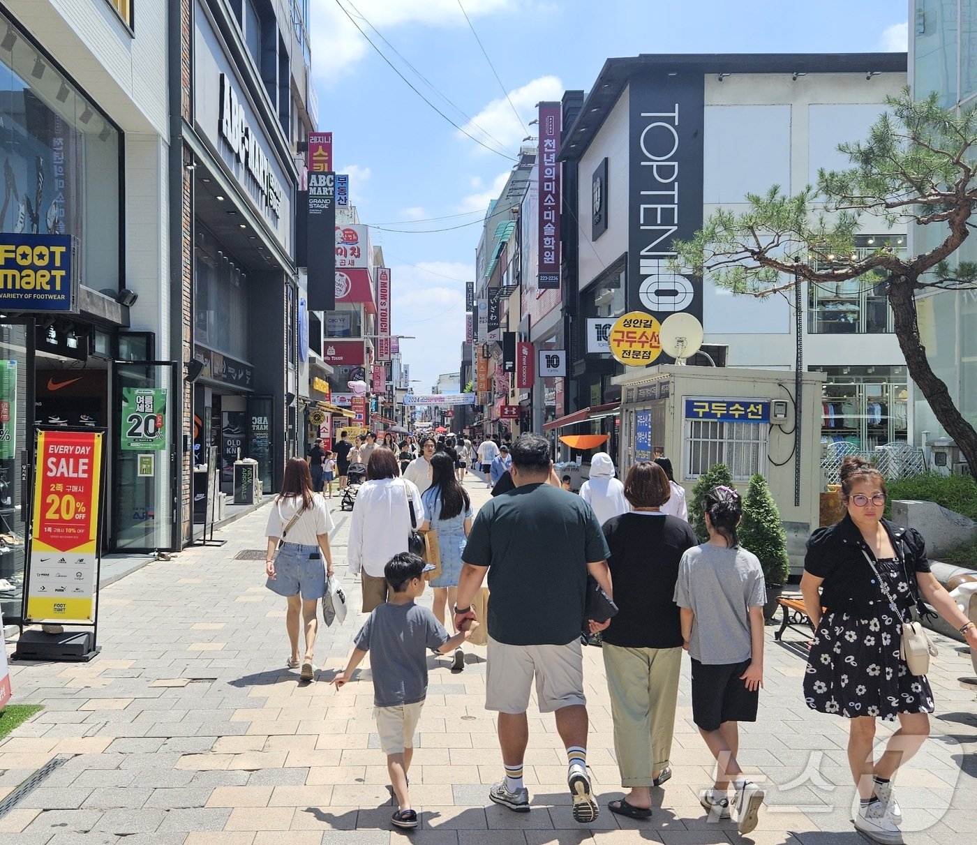 낮 최고 기온이 29.8도까지 올라간 9일 오후 청주 성안길.2024.6.9/뉴스1 이재규 기자 