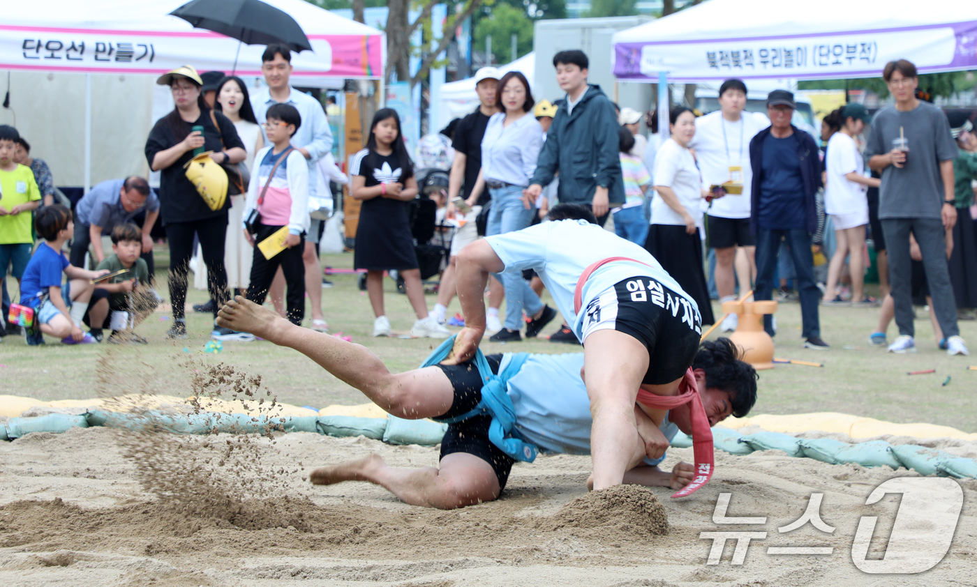 (전주=뉴스1) 유경석 기자 = 2024 전주단오 풍년기원제가 한창인 9일 전북자치도 전주시 덕진공원에서 전주단오 장사씨름대회 참가자들이 모래판에서 승부를 펼치고 있다. 2024. …