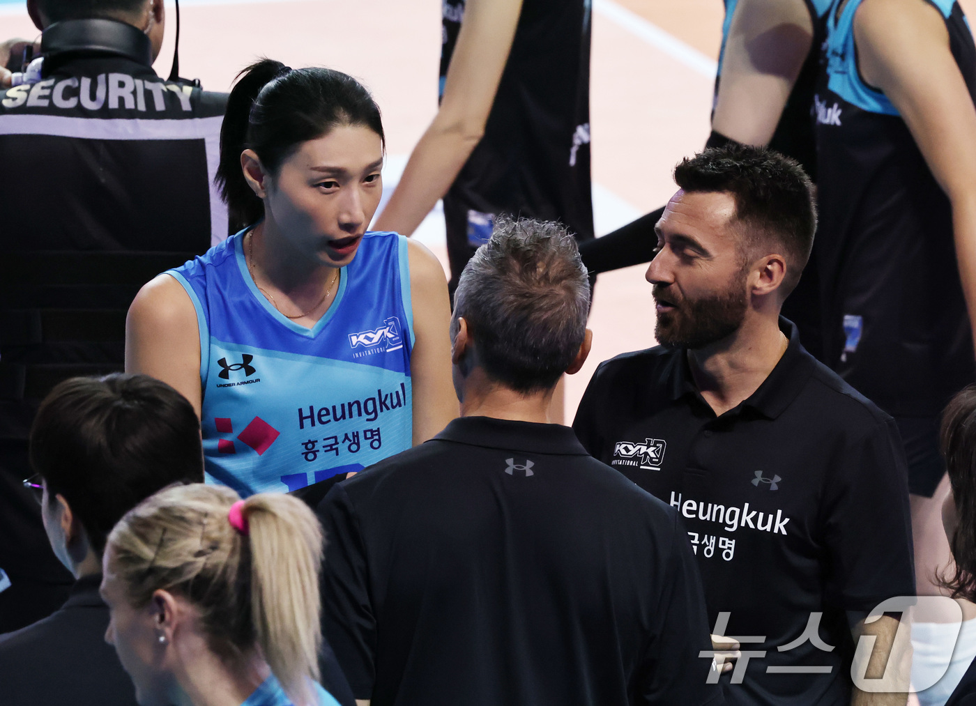 (서울=뉴스1) 구윤성 기자 = 김연경이 9일 오후 서울 송파구 잠실실내체육관에서 열린 '김연경 초청 세계 여자배구 올스타전(KYK Invitational 2024)' 팀 '월드' …