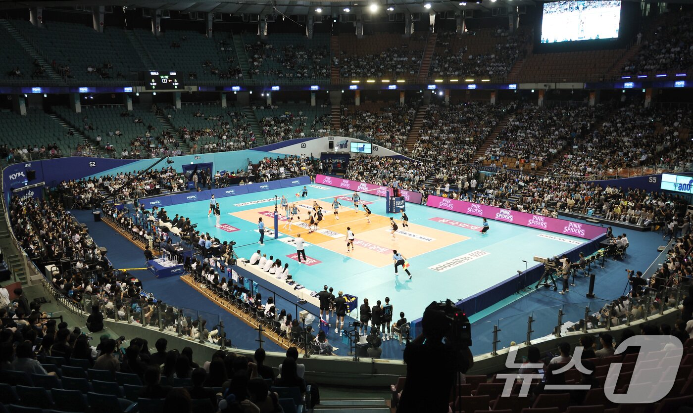 본문 이미지 - 9일 오후 서울 송파구 잠실실내체육관에서 열린 '김연경 초청 세계 여자배구 올스타전(KYK Invitational 2024)' 팀 '월드'와 팀 '스타'의 경기가 열리고 있다. 2024.6.9/뉴스1 ⓒ News1 구윤성 기자