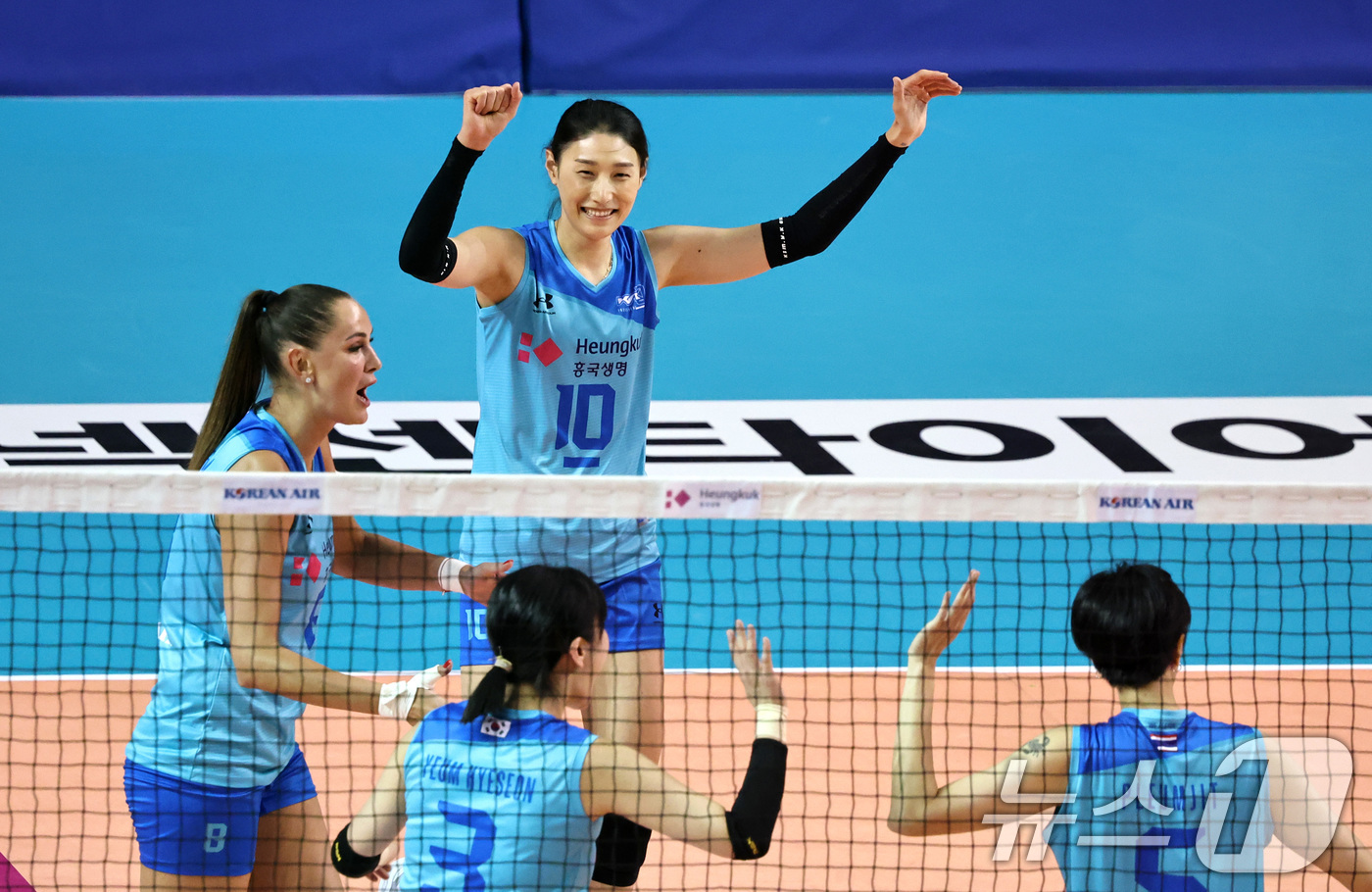 (서울=뉴스1) 구윤성 기자 = 김연경이 9일 오후 서울 송파구 잠실실내체육관에서 열린 '김연경 초청 세계 여자배구 올스타전(KYK Invitational 2024)' 팀 '월드' …