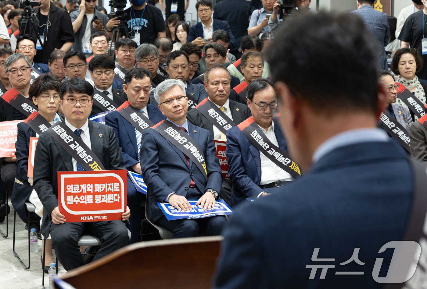 임현택 대한의사협회 회장이 지난 6월 서울 용산구 대한의사협회에서 열린 의료농단 저지 전국의사대표자회의에서 김교웅 대한의사협회 대의원회 의장의 대회원 담화문을 듣고 있다. 2024.6.9/뉴스1 ⓒ News1 이재명 기자