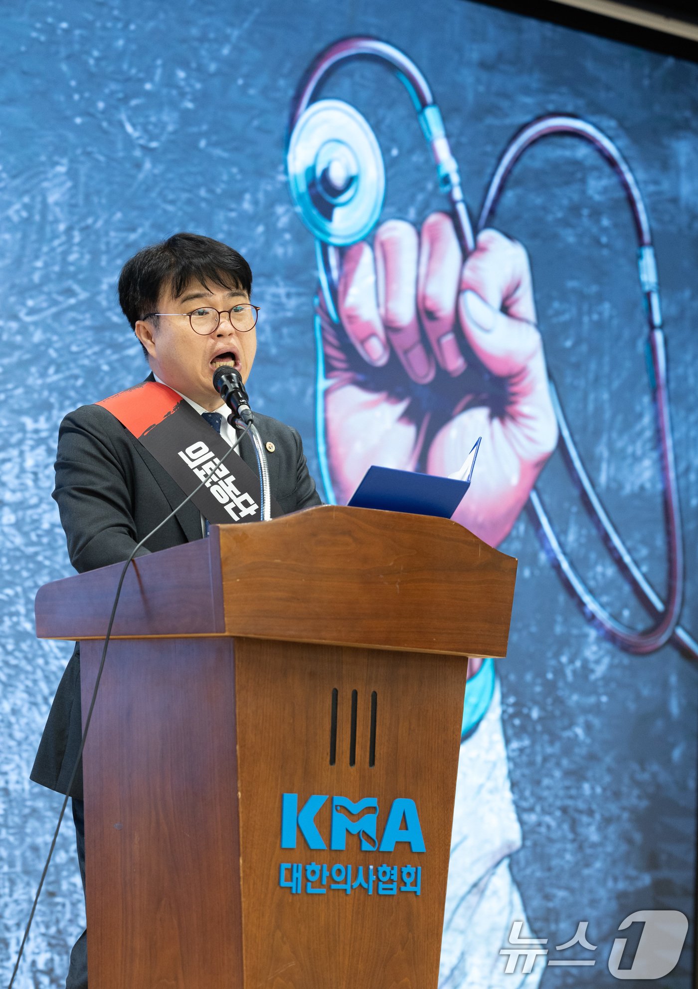 본문 이미지 - 임현택 대한의사협회 회장이 9일 오후 서울 용산구 대한의사협회에서 열린 의료농단 저지 전국의사대표자회의에서 투쟁 선포를 하고 있다. 2024.6.9/뉴스1 ⓒ News1 이재명 기자