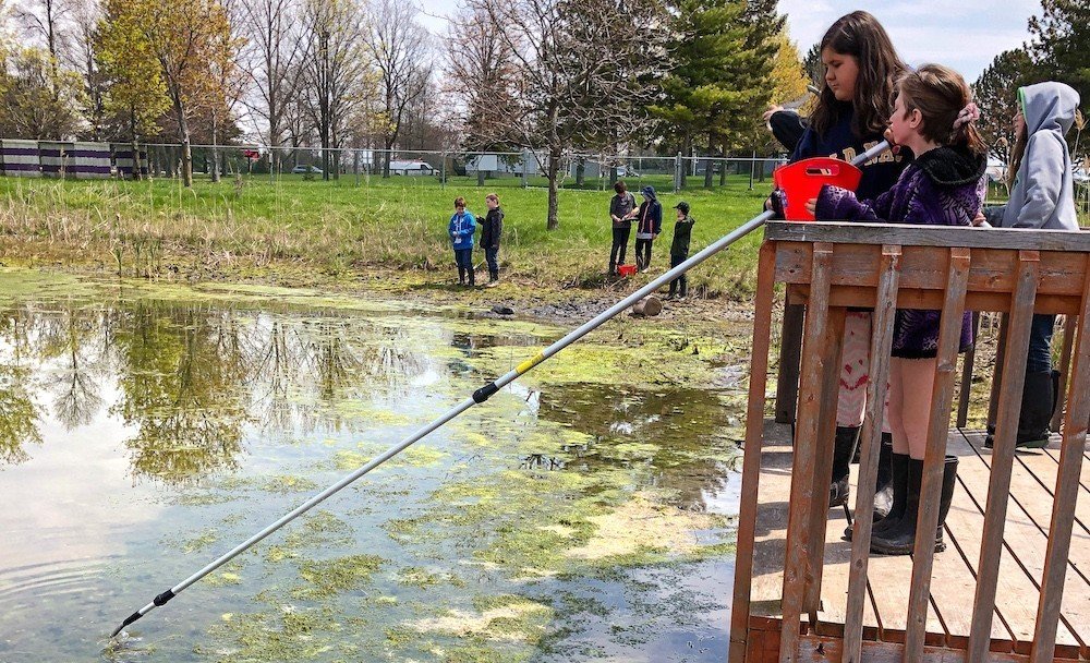 본문 이미지 - 퀸테 모호크 학생들이 지역의 수질을 분석하기 위해 실제로 체험하고 물 관리의 중요성을 공부하고 있는 모습 /06.08 &lt;출처: water first 홈페이지&gt; 2024.06.08/