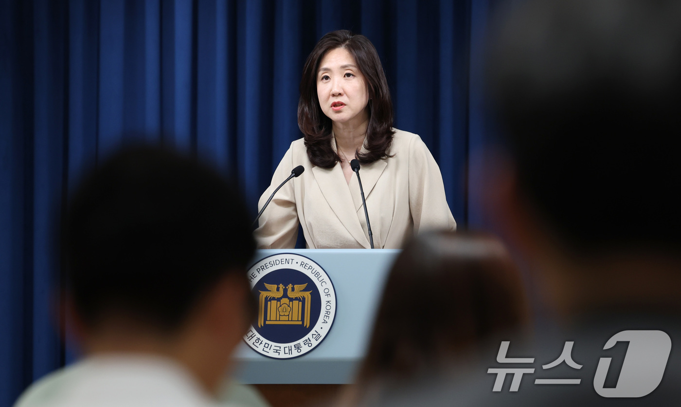(서울=뉴스1) 박지혜 기자 = 김수경 대통령실 대변인이 9일 서울 용산 대통령실 청사에서 북한 오물풍선 재살포에 대한 대응 방안 등 현안 관련 브리핑을 하고 있다. 2024.6. …