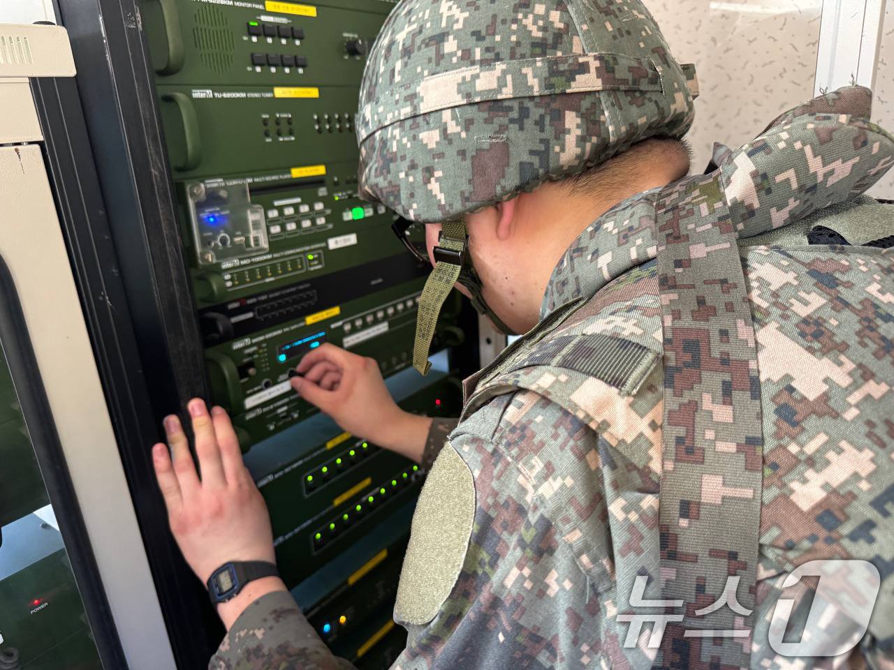 본문 이미지 - 대북 확성기 방송 재개를 앞둔 9일 합동참모본부는 지난주 대북방송 실시 대비 실제훈련에서 확성기 장비를 점검하는 모습을 공개했다. 이날 군 당국은 북한의 대남 오물풍선 살포에 대응해 대북 확성기 방송을 재개를 위한 이미 지난 주 방송 재개에 앞서 실제 훈련을 실시했고 방송 준비를 모두 마쳤다고 밝혔다. (합참 제공) 2024.6.9/뉴스1 ⓒ News1 박지혜 기자