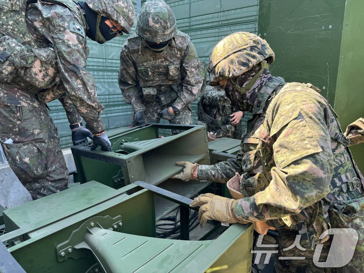 본문 이미지 - 대북 확성기 방송 재개를 앞둔 9일 합동참모본부는 지난주 대북방송 실시 대비 실제훈련에서 확성기 장비를 점검하는 모습을 공개했다.  &#40;합참 제공&#41; 2024.6.9/뉴스1 ⓒ News1 박지혜 기자