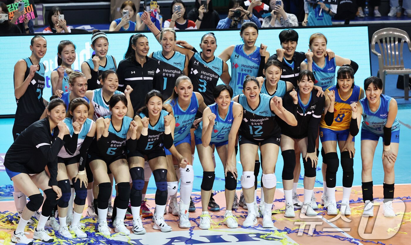 본문 이미지 - 지난해 열린  &#39;김연경 초청 세계 여자배구 올스타전&#40;KYK Invitational 2024&#41;&#39; 기념 촬영.다. 2024.6.9/뉴스1 ⓒ News1 구윤성 기자