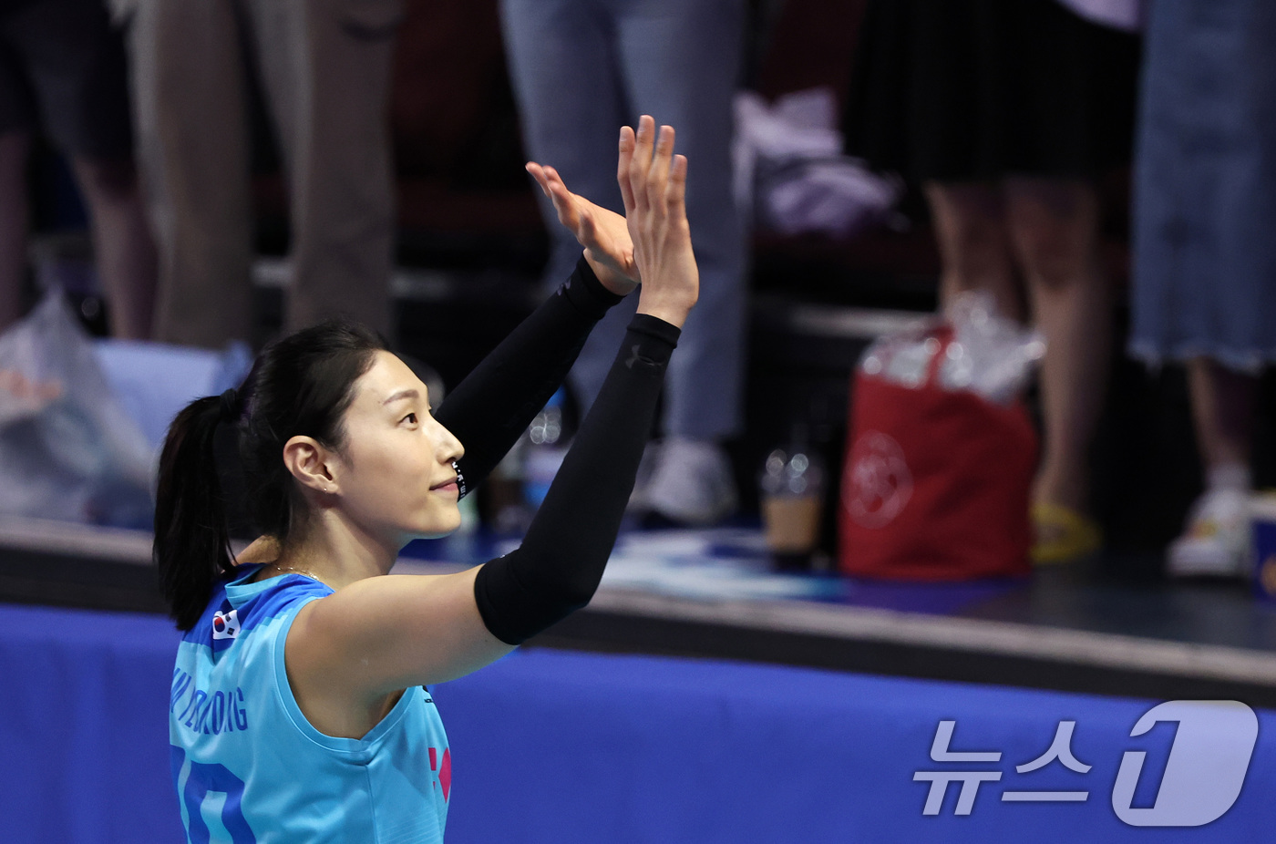 (서울=뉴스1) 구윤성 기자 = 김연경이 9일 오후 서울 송파구 잠실실내체육관에서 열린 '김연경 초청 세계 여자배구 올스타전(KYK Invitational 2024)'을 마친 뒤 …