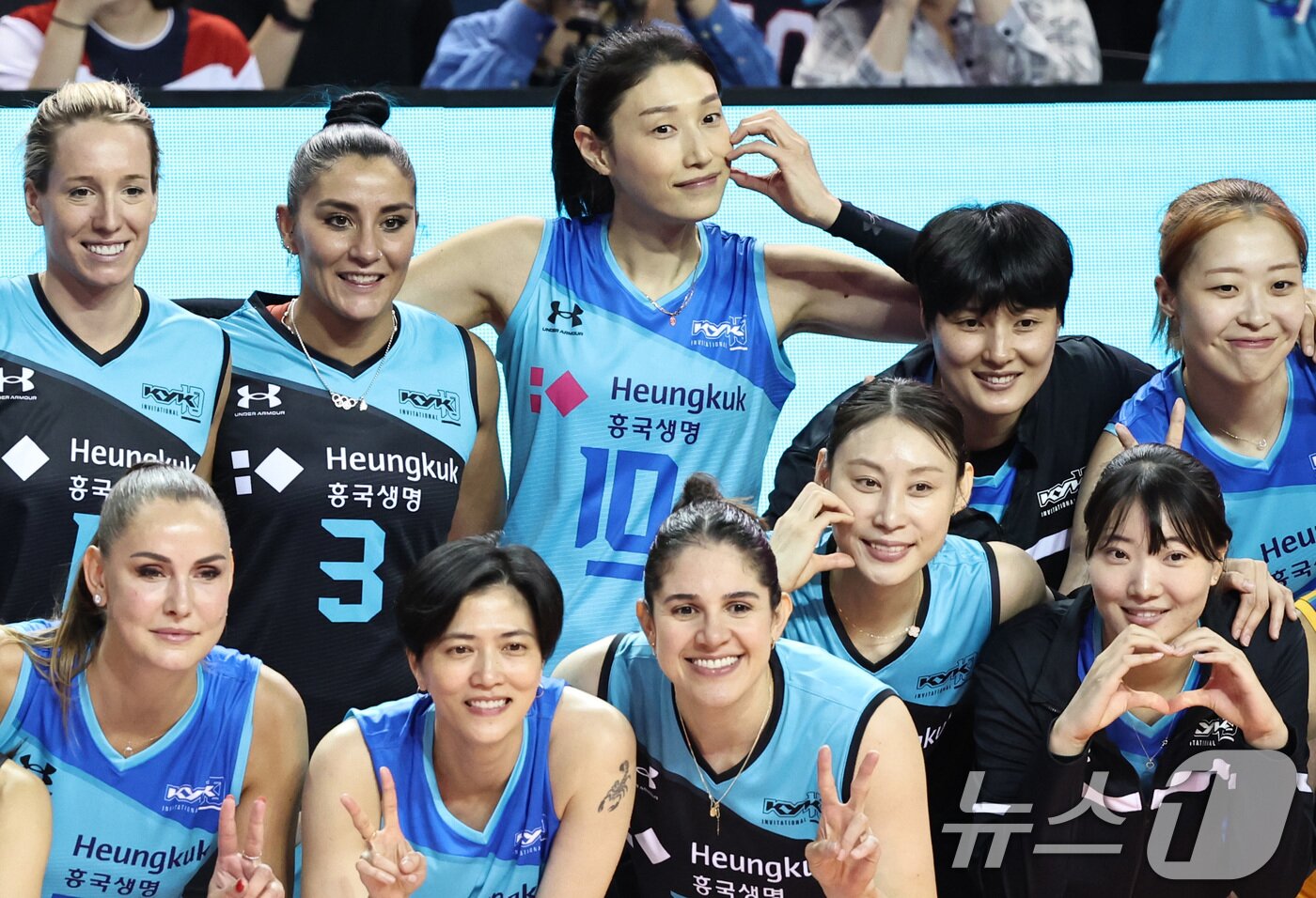 본문 이미지 - 김연경이 9일 오후 서울 송파구 잠실실내체육관에서 열린 '김연경 초청 세계 여자배구 올스타전(KYK Invitational 2024)'을 마친 뒤 기념촬영을 하고 있다. 2024.6.9/뉴스1 ⓒ News1 구윤성 기자