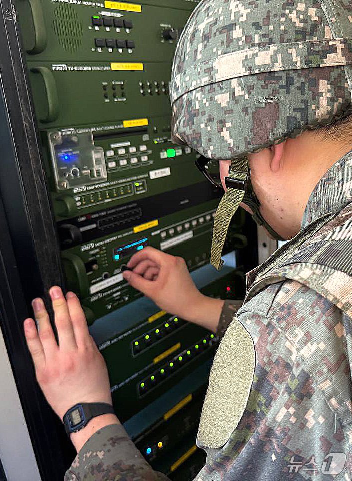 본문 이미지 - 대북 확성기 방송 재개를 앞둔 9일 합동참모본부는 지난주 대북방송 실시 대비 실제훈련에서 확성기 장비를 점검하는 모습을 공개했다. &#40;합참 제공&#41; 2024.6.9/뉴스1 ⓒ News1 박지혜 기자