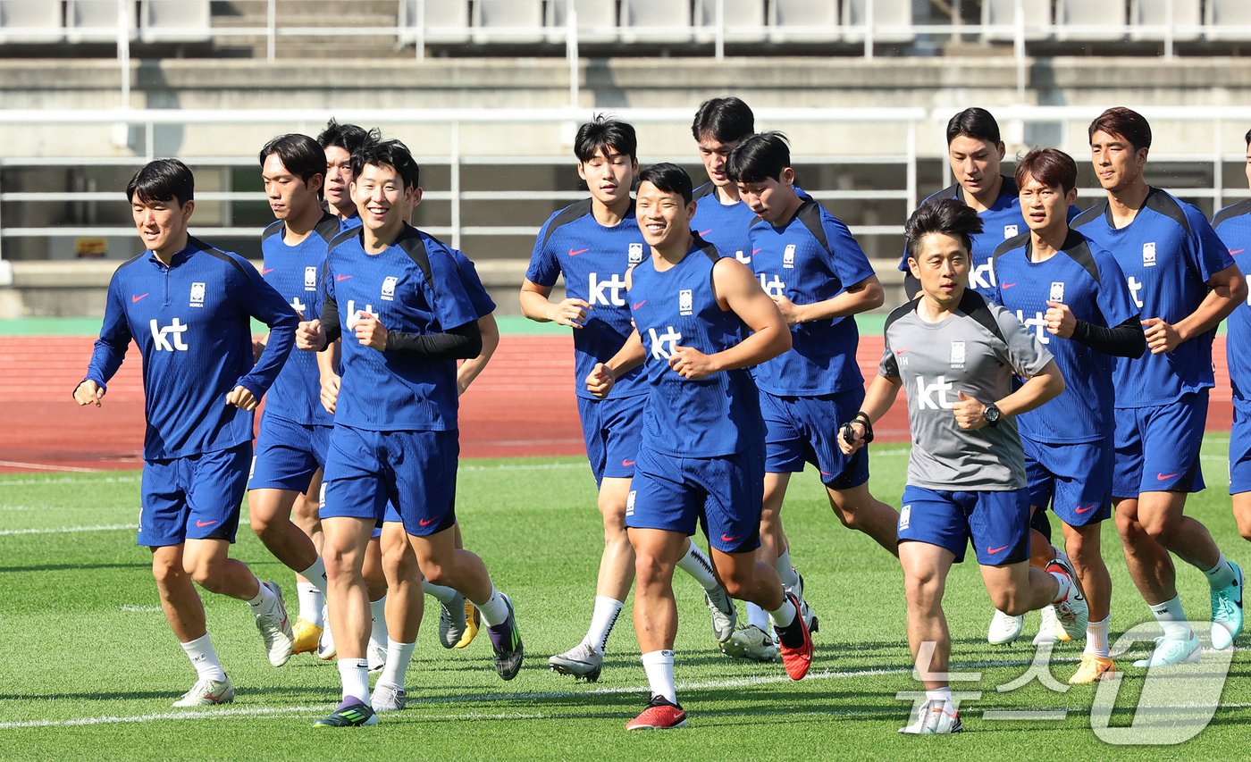 대한민국 축구대표팀 선수들이 9일 오후 경기 고양시 고양종합운동장에서 2026 국제축구연맹&#40;FIFA&#41; 북중미 월드컵 아시아 지역 2차 예선 중국전을 앞두고 훈련을 하고 있다. 한편 축구 국가대표팀은 지난 6일 싱가포르를 7대0으로 대파하고 3차 예선 진출을 확정했다. 2024.6.9/뉴스1 ⓒ News1 김진환 기자