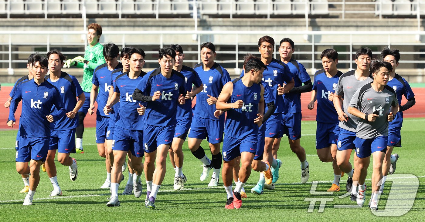 대한민국 축구대표팀 선수들이 9일 오후 경기 고양시 고양종합운동장에서 2026 국제축구연맹&#40;FIFA&#41; 북중미 월드컵 아시아 지역 2차 예선 중국전을 앞두고 훈련을 하고 있다. 한편 축구 국가대표팀은 지난 6일 싱가포르를 7대0으로 대파하고 3차 예선 진출을 확정했다. 2024.6.9/뉴스1 ⓒ News1 김진환 기자