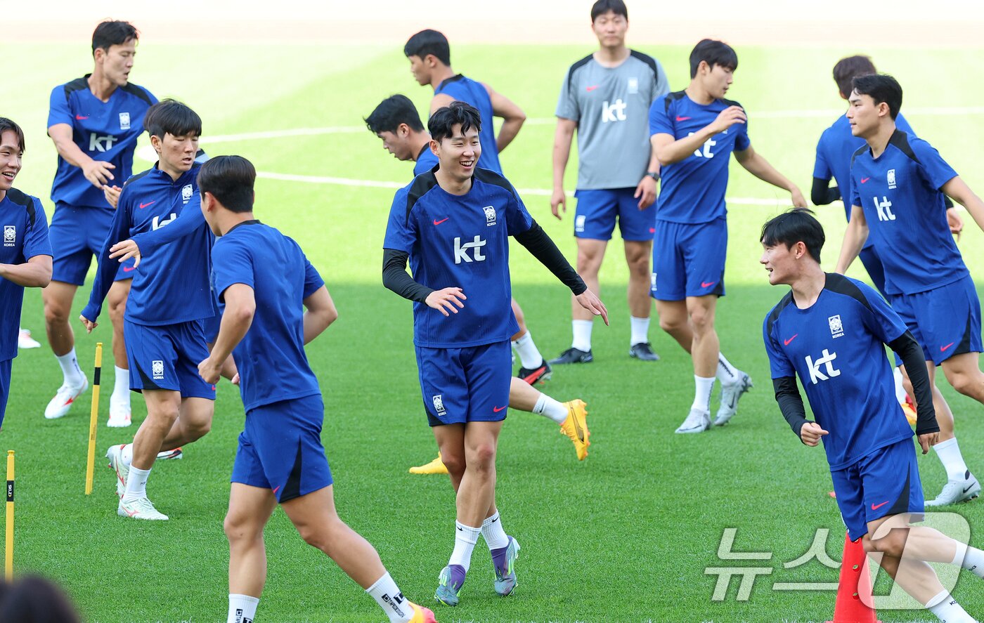 대한민국 축구대표팀 손흥민을 비롯한 선수들이 9일 오후 경기 고양시 고양종합운동장에서 2026 국제축구연맹&#40;FIFA&#41; 북중미 월드컵 아시아 지역 2차 예선 중국전을 앞두고 훈련을 하고 있다. 한편 축구 국가대표팀은 지난 6일 싱가포르를 7대0으로 대파하고 3차 예선 진출을 확정했다. 2024.6.9/뉴스1 ⓒ News1 김진환 기자