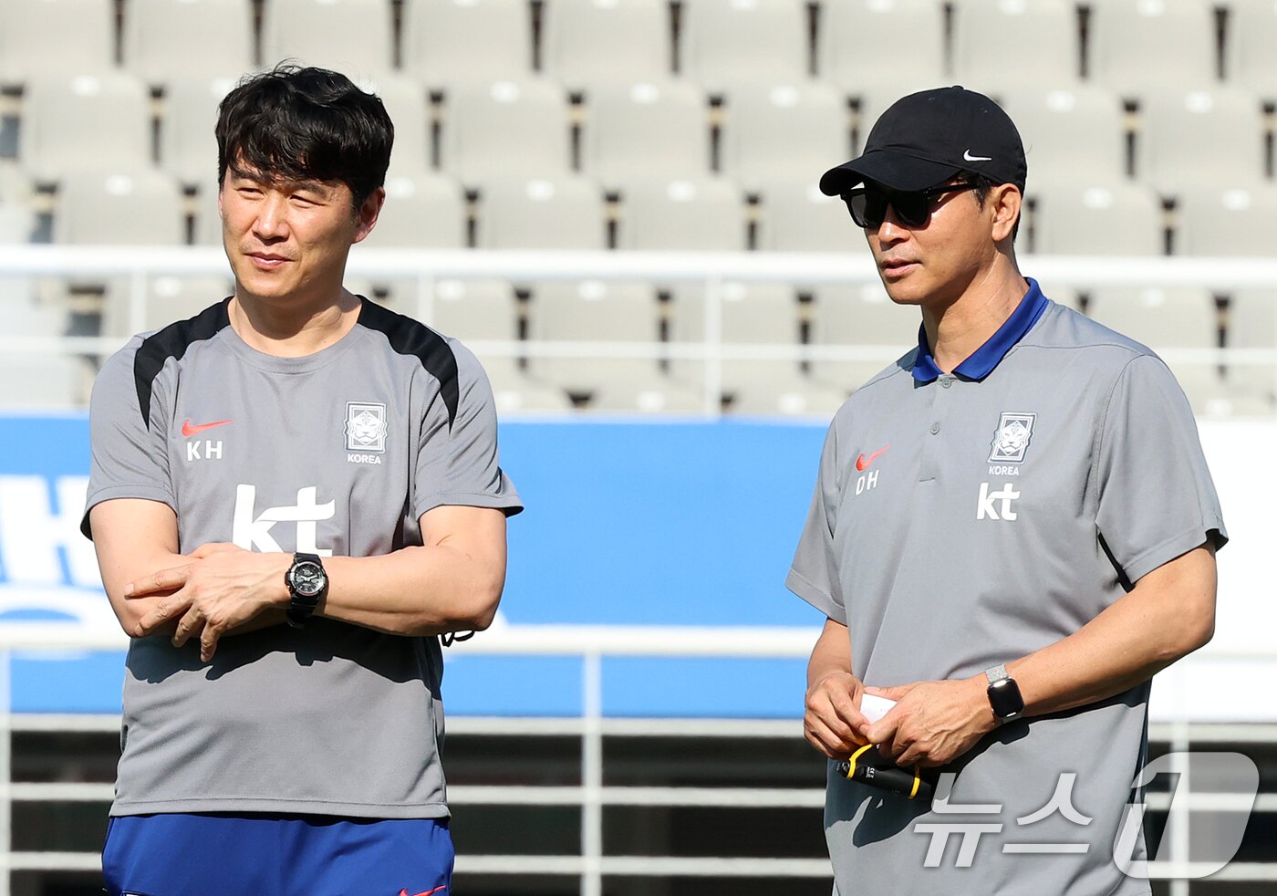 대한민국 축구대표팀 김도훈 임시 감독이 9일 오후 경기 고양시 고양종합운동장에서 2026 국제축구연맹&#40;FIFA&#41; 북중미 월드컵 아시아 지역 2차 예선 중국전을 앞두고 박건하 코치&#40;왼쪽&#41;와 대화를 나누고 있다. 한편 축구 국가대표팀은 지난 6일 싱가포르를 7대0으로 대파하고 3차 예선 진출을 확정했다. 2024.6.9/뉴스1 ⓒ News1 김진환 기자