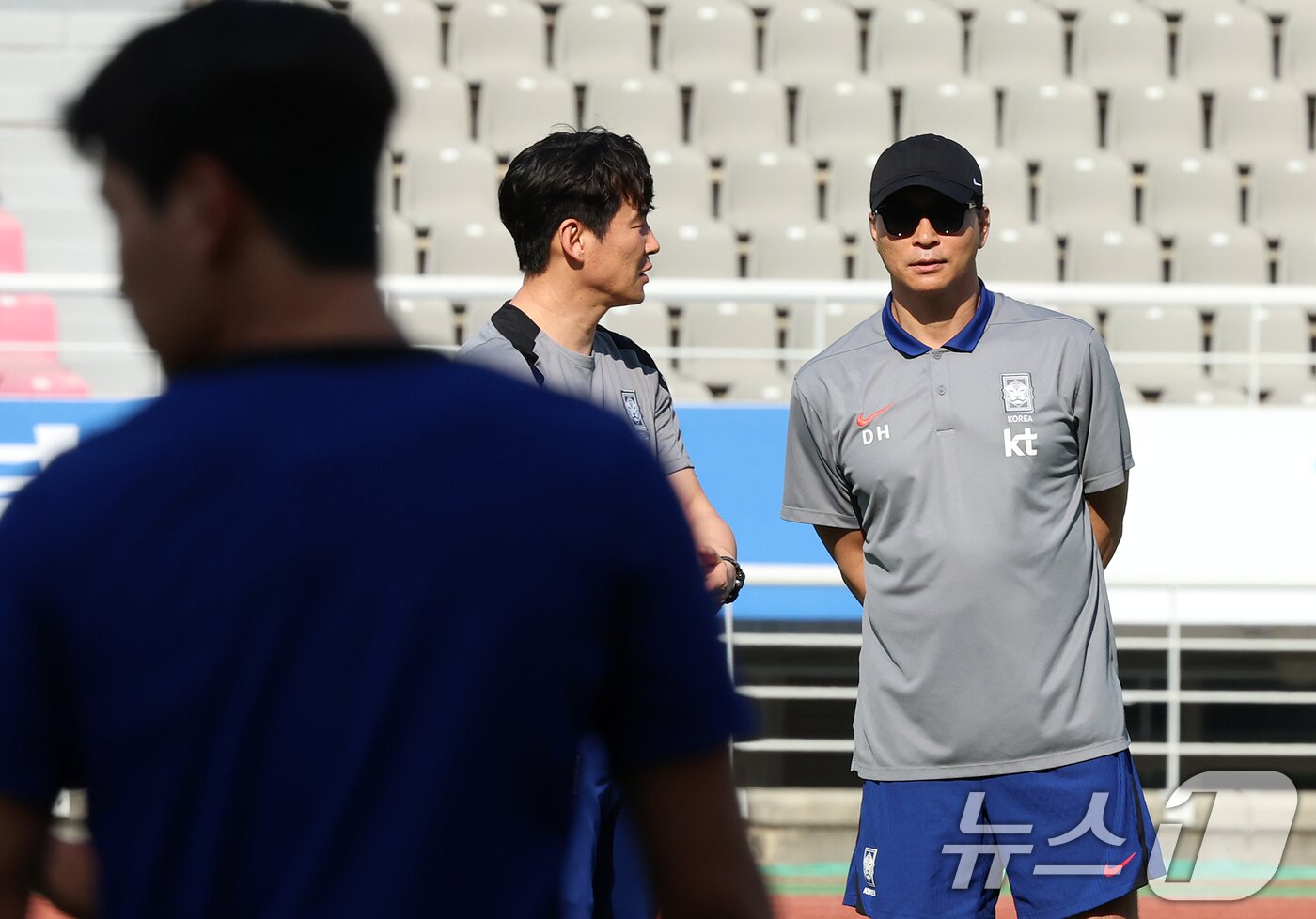 본문 이미지 - 대한민국 축구대표팀 김도훈 임시 감독이 9일 오후 경기 고양시 고양종합운동장에서 2026 국제축구연맹&#40;FIFA&#41; 북중미 월드컵 아시아 지역 2차 예선 중국전을 앞두고 훈련하는 선수들을 응시하고 있다. 한편 축구 국가대표팀은 지난 6일 싱가포르를 7대0으로 대파하고 3차 예선 진출을 확정했다. 2024.6.9/뉴스1 ⓒ News1 김진환 기자
