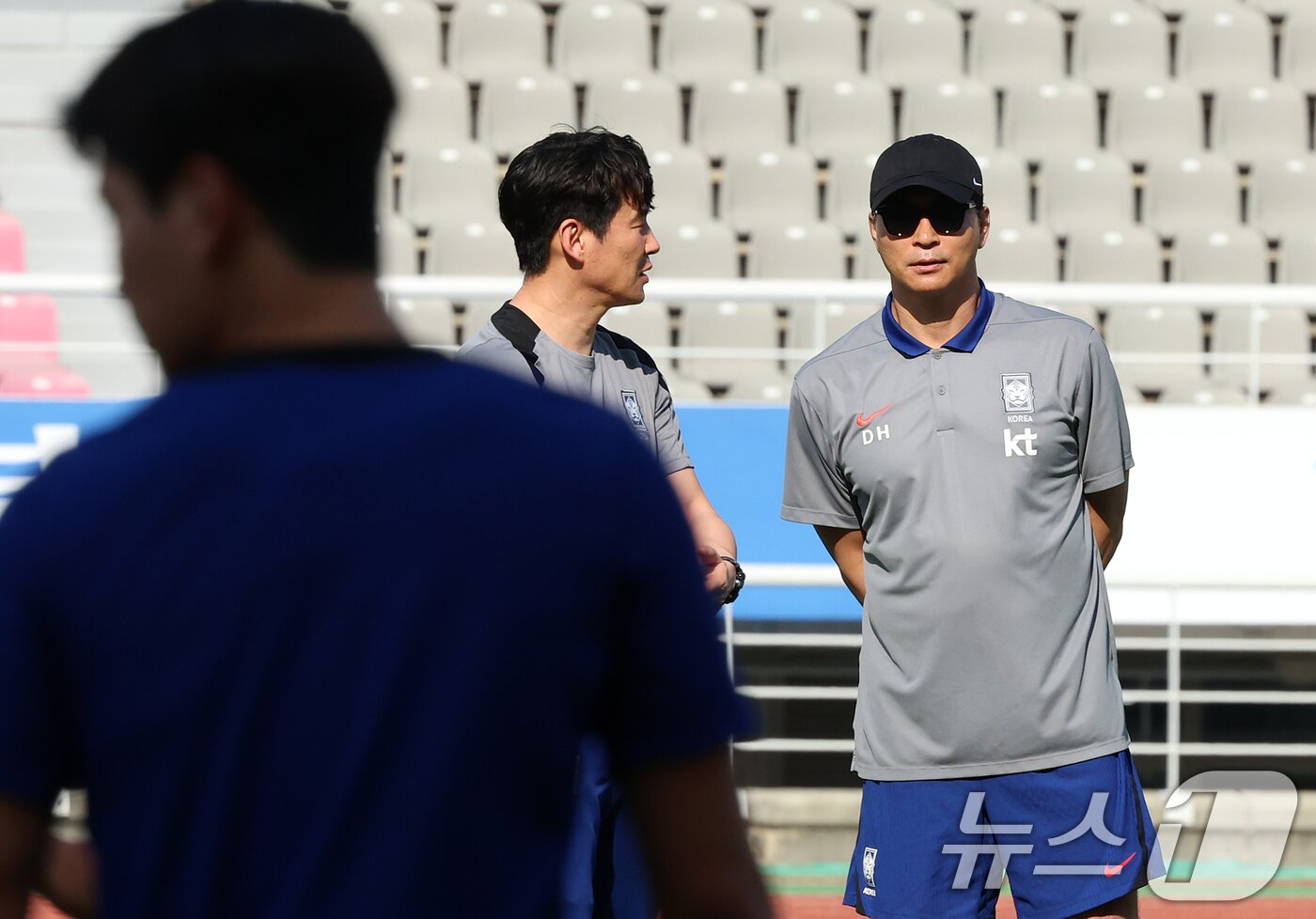 대한민국 축구대표팀 김도훈 임시 감독이 9일 오후 경기 고양시 고양종합운동장에서 2026 국제축구연맹&#40;FIFA&#41; 북중미 월드컵 아시아 지역 2차 예선 중국전을 앞두고 훈련하는 선수들을 응시하고 있다. 한편 축구 국가대표팀은 지난 6일 싱가포르를 7대0으로 대파하고 3차 예선 진출을 확정했다. 2024.6.9/뉴스1 ⓒ News1 김진환 기자