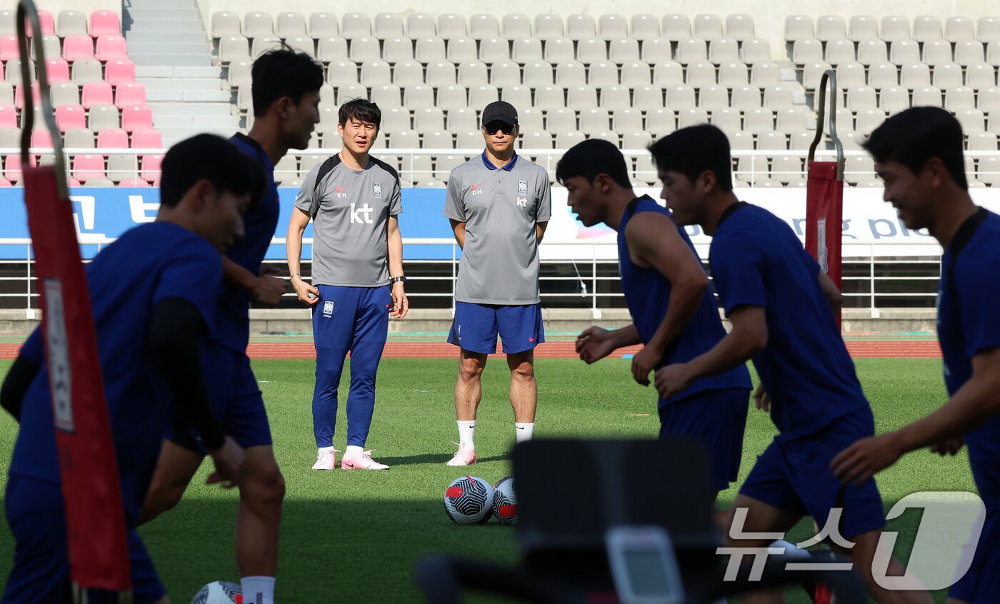 본문 이미지 - 대한민국 축구대표팀 김도훈 임시 감독이 9일 오후 경기 고양시 고양종합운동장에서 2026 국제축구연맹&#40;FIFA&#41; 북중미 월드컵 아시아 지역 2차 예선 중국전을 앞두고 훈련하는 선수들을 응시하고 있다. 한편 축구 국가대표팀은 지난 6일 싱가포르를 7대0으로 대파하고 3차 예선 진출을 확정했다. 2024.6.9/뉴스1 ⓒ News1 김진환 기자