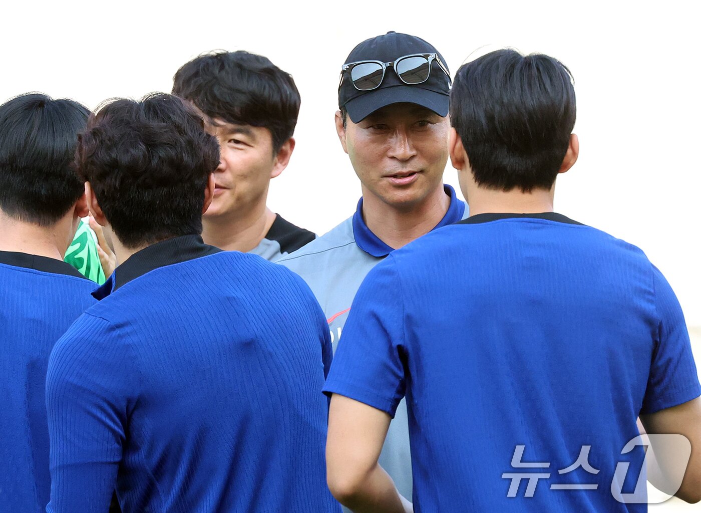 본문 이미지 - 대한민국 축구대표팀 김도훈 임시 감독이 9일 오후 경기 고양시 고양종합운동장에서 2026 국제축구연맹(FIFA) 북중미 월드컵 아시아 지역 2차 예선 중국전을 앞두고 훈련 전 선수들과 인사를 나누고 있다. 한편 축구 국가대표팀은 지난 6일 싱가포르를 7대0으로 대파하고 3차 예선 진출을 확정했다. 2024.6.9/뉴스1 ⓒ News1 김진환 기자