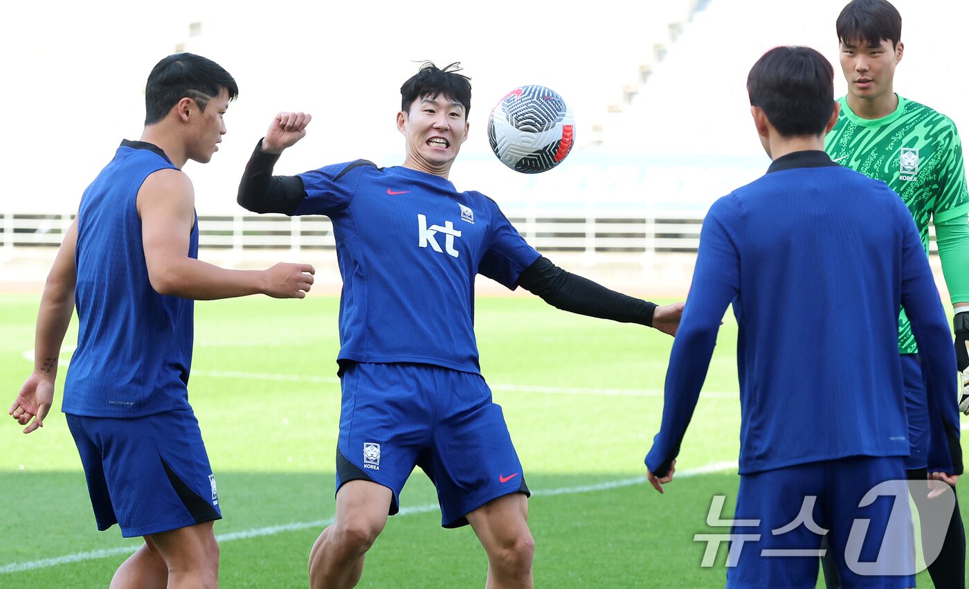 본문 이미지 - 대한민국 축구대표팀 손흥민이 9일 오후 경기 고양시 고양종합운동장에서 2026 국제축구연맹&#40;FIFA&#41; 북중미 월드컵 아시아 지역 2차 예선 중국전을 앞두고 동료 선수들과 훈련을 하고 있다. 한편 축구 국가대표팀은 지난 6일 싱가포르를 7대0으로 대파하고 3차 예선 진출을 확정했다. 2024.6.9/뉴스1 ⓒ News1 김진환 기자