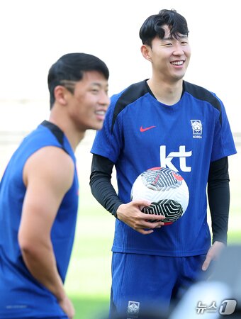 본문 이미지 - 대한민국 축구대표팀 손흥민이 9일 오후 경기 고양시 고양종합운동장에서 2026 국제축구연맹&#40;FIFA&#41; 북중미 월드컵 아시아 지역 2차 예선 중국전을 앞두고 황희찬&#40;왼쪽&#41;과 훈련을 하고 있다. 한편 축구 국가대표팀은 지난 6일 싱가포르를 7대0으로 대파하고 3차 예선 진출을 확정했다. 2024.6.9/뉴스1 ⓒ News1 김진환 기자