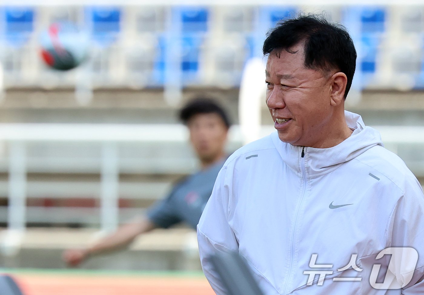 고양 종합운동장에서 훈련을 지켜보는 정해성 대한축구협회 전력강화위원장 2024.6.9/뉴스1 ⓒ News1 김진환 기자