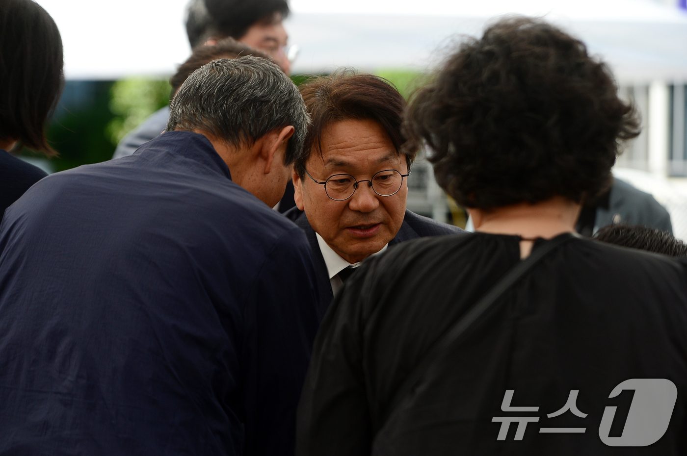 (광주=뉴스1) 이승현 기자 = 강기정 광주시장이 9일 광주 동구청사 앞에서 열린 학동참사 3주기 추모식에 참석해 유가족과 인사하고 있다. 2024.6.9/뉴스1