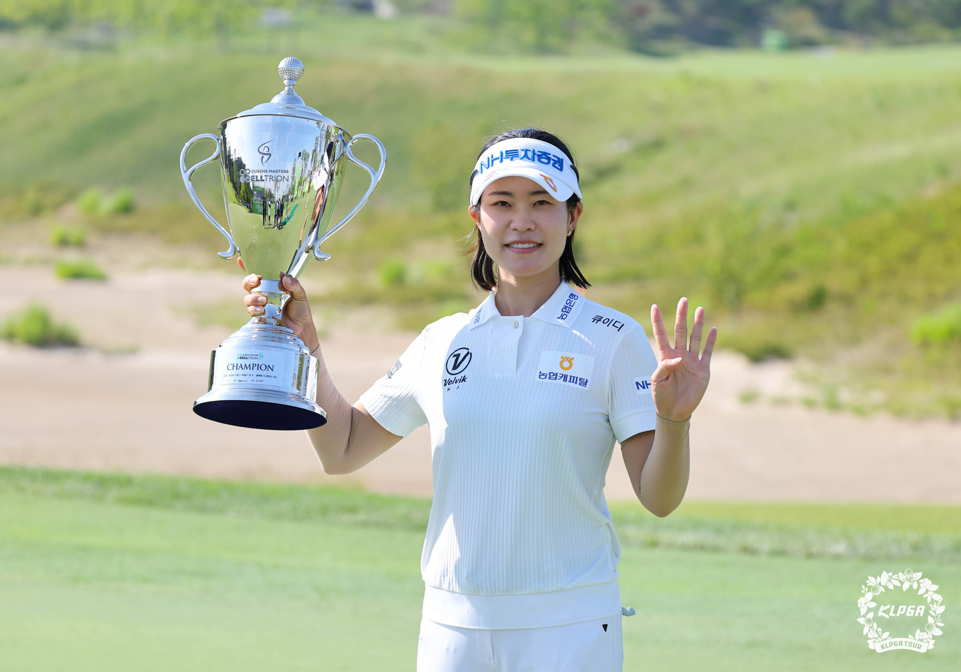 (서울=뉴스1) 박지혜 기자 = 박민지가 9일 강원도 양양 설해원에서 열린 KLPGA 2024 셀트리온 퀸즈 마스터즈 파이널 라운드에서 우승을 차지한 뒤 트로피를 들고 포즈를 취하 …