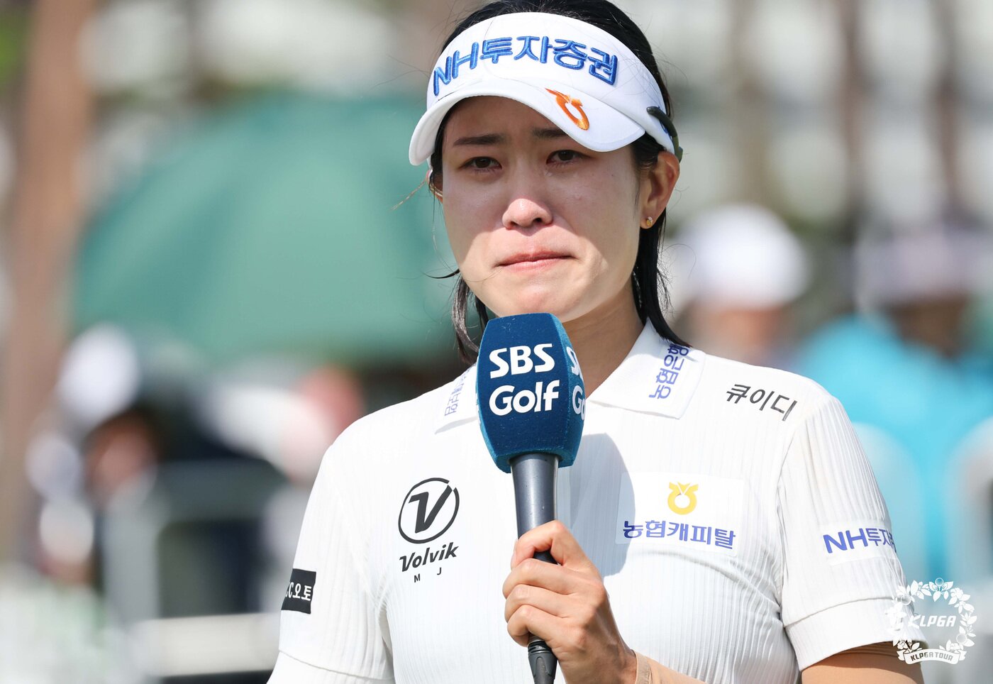 본문 이미지 - 박민지가 9일 강원도 양양 설해원에서 열린 KLPGA 2024 셀트리온 퀸즈 마스터즈 파이널 라운드에서 우승을 차지한 뒤 눈물을 흘리고 있다. &#40;KLPGA 제공&#41; 2024.6.9/뉴스1