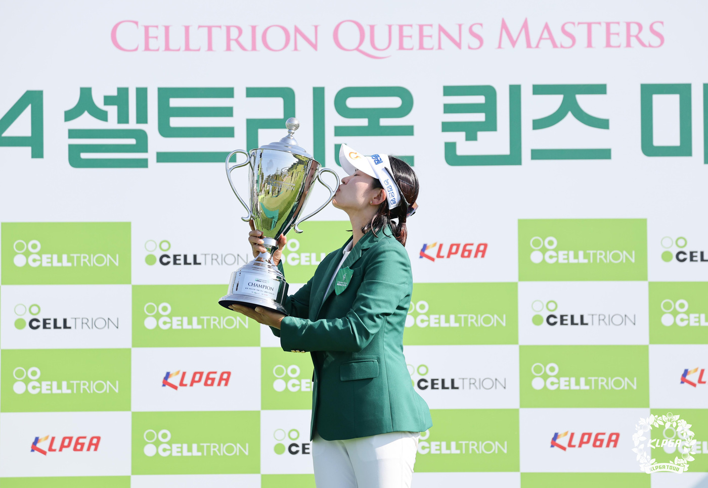 (서울=뉴스1) 박지혜 기자 = 박민지가 9일 강원도 양양 설해원에서 열린 KLPGA 2024 셀트리온 퀸즈 마스터즈 파이널 라운드에서 우승을 차지한 뒤 트로피를 들고 포즈를 취하 …