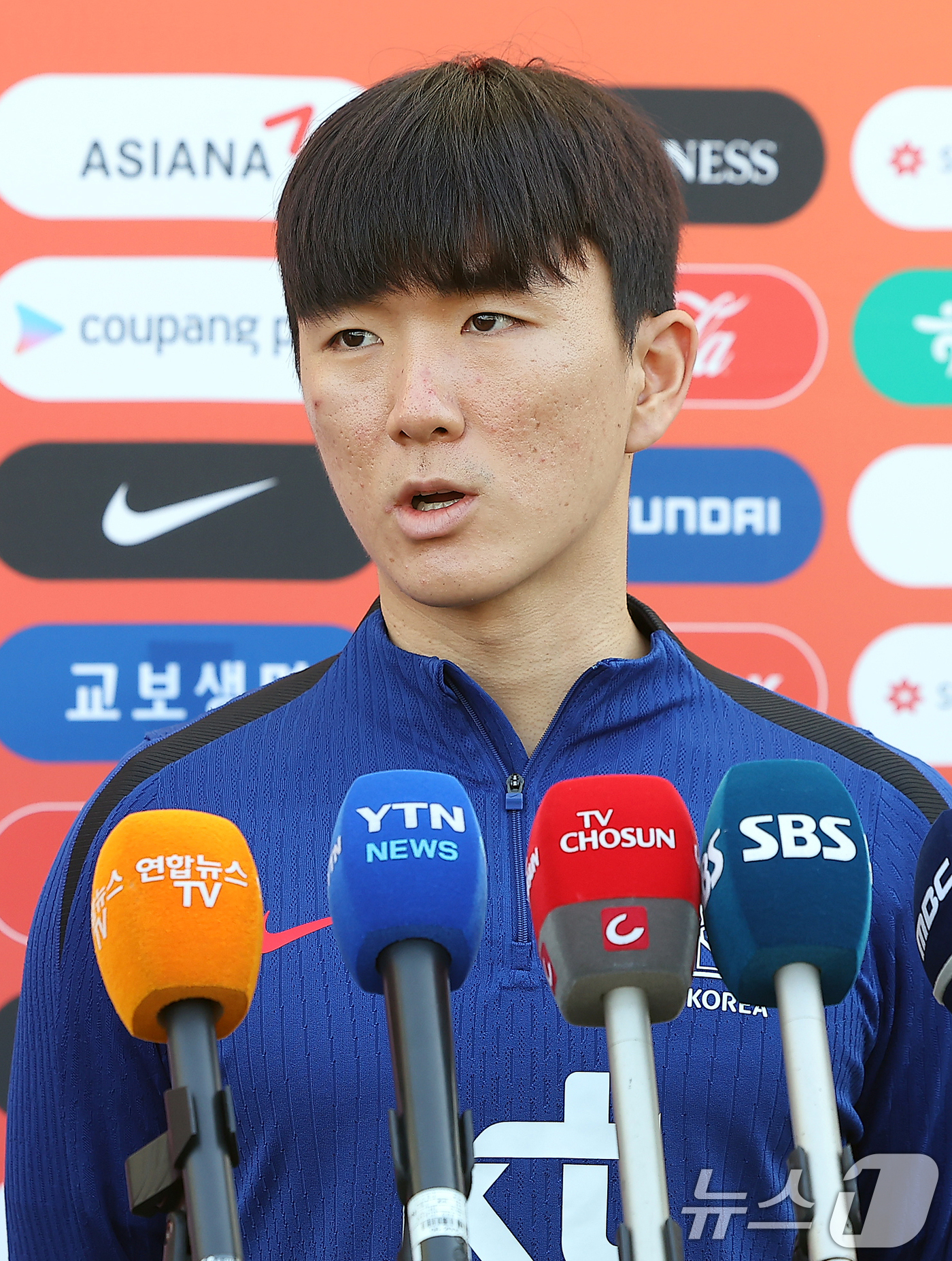 (고양=뉴스1) 김진환 기자 = 대한민국 축구대표팀 황인범이 9일 오후 경기 고양시 고양종합운동장에서 2026 국제축구연맹(FIFA) 북중미 월드컵 아시아 지역 2차 예선 중국전을 …