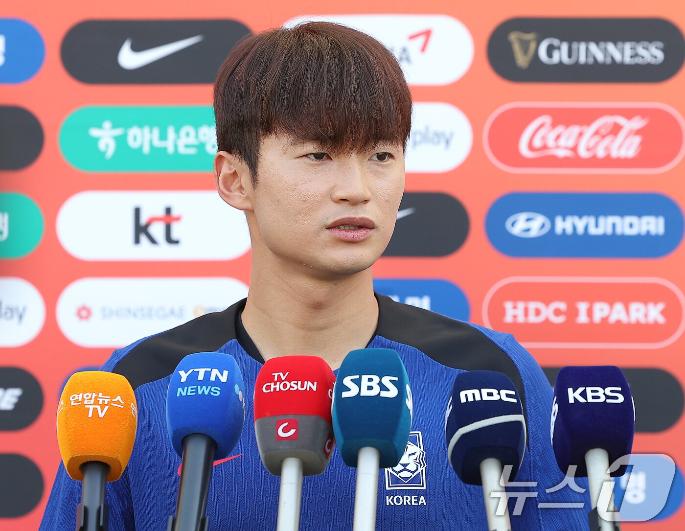 본문 이미지 - 대한민국 축구대표팀 김진수가 9일 오후 경기 고양시 고양종합운동장에서 2026 국제축구연맹&#40;FIFA&#41; 북중미 월드컵 아시아 지역 2차 예선 중국전을 앞두고 훈련 전 공식 인터뷰를 하고 있다. 한편 축구 국가대표팀은 지난 6일 싱가포르를 7대0으로 대파하고 3차 예선 진출을 확정했다. 2024.6.9/뉴스1 ⓒ News1 김진환 기자