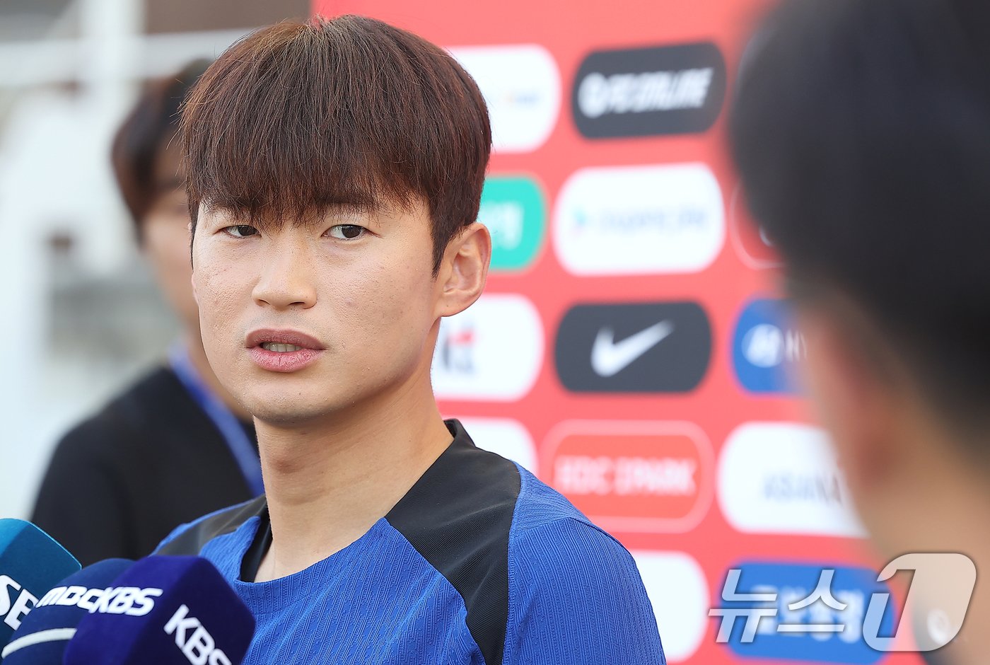 본문 이미지 - 대한민국 축구대표팀 김진수가 9일 오후 경기 고양시 고양종합운동장에서 2026 국제축구연맹(FIFA) 북중미 월드컵 아시아 지역 2차 예선 중국전을 앞두고 훈련 전 공식 인터뷰를 하고 있다. 한편 축구 국가대표팀은 지난 6일 싱가포르를 7대0으로 대파하고 3차 예선 진출을 확정했다. 2024.6.9/뉴스1 ⓒ News1 김진환 기자