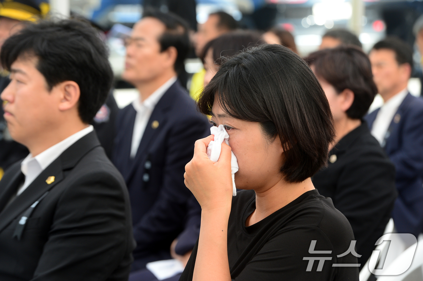 (광주=뉴스1) 이승현 기자 = 17명의 사상자가 발생한 광주 학동참사 3주기인 9일 광주 동구청사 앞에서 열린 추모식에서 유족들이 눈물을 흘리고 있다. 2024.6.9/뉴스1