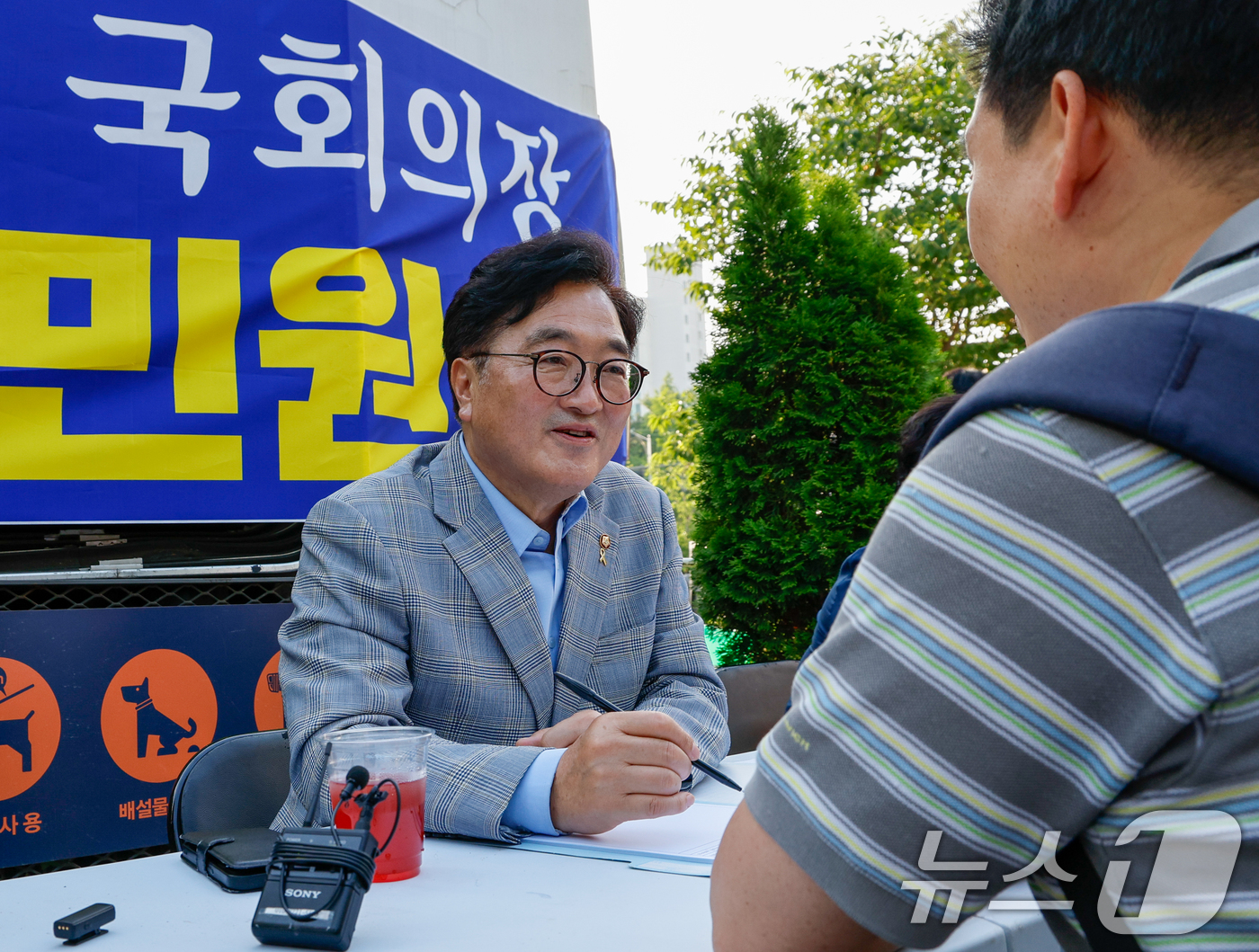(서울=뉴스1) 안은나 기자 = 우원식 국회의장이 9일 오후 서울 노원구 경춘선숲길에서 의원 시절부터 이어 온 '현장민원실'을 운영, 주민의 민원을 듣고 있다. 2024.6.9/뉴 …