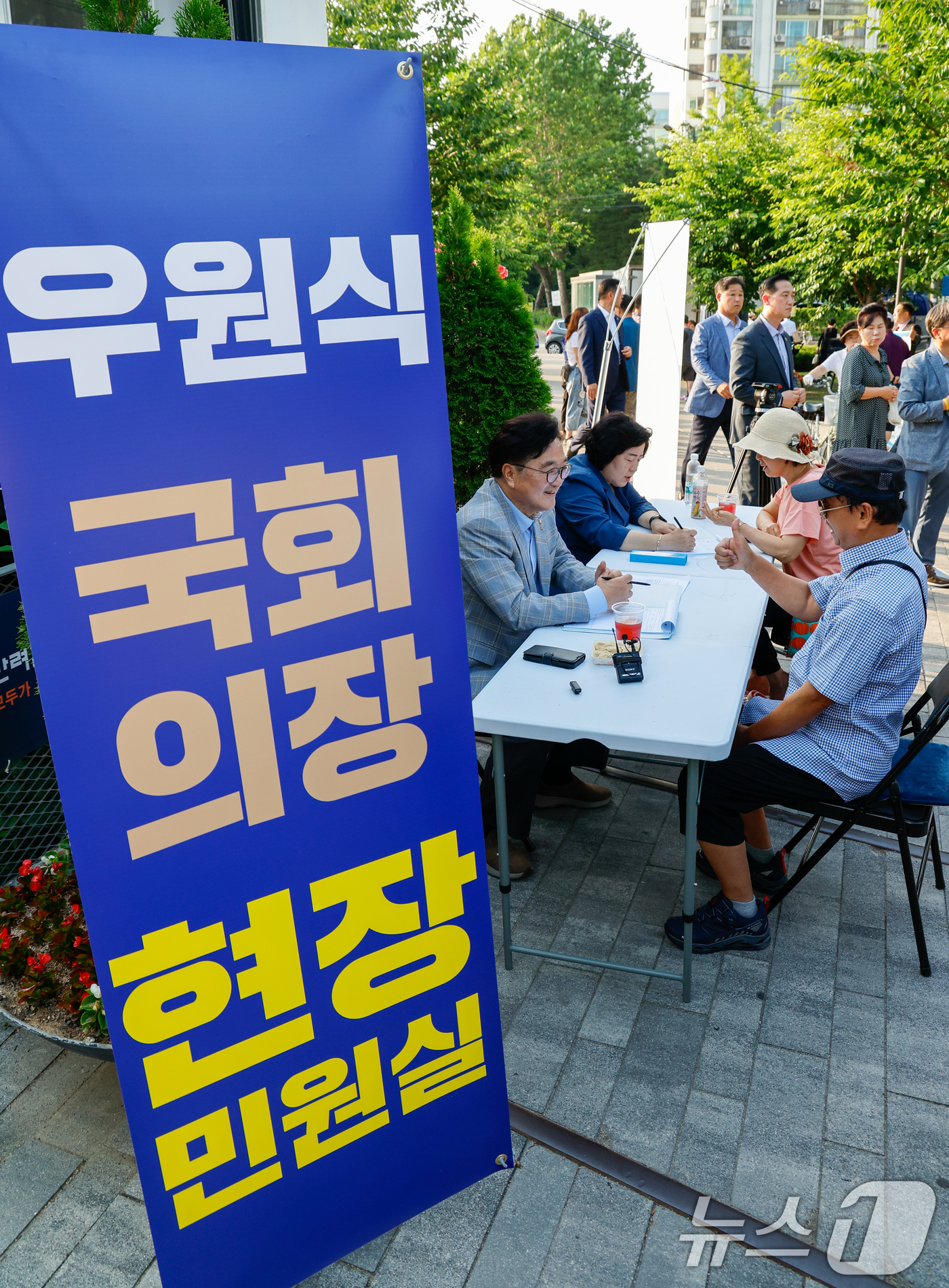 (서울=뉴스1) 안은나 기자 = 우원식 국회의장이 9일 오후 서울 노원구 경춘선숲길에서 의원 시절부터 이어 온 '현장민원실'을 운영, 주민과 대화하고 있다. 2024.6.9/뉴스1 …