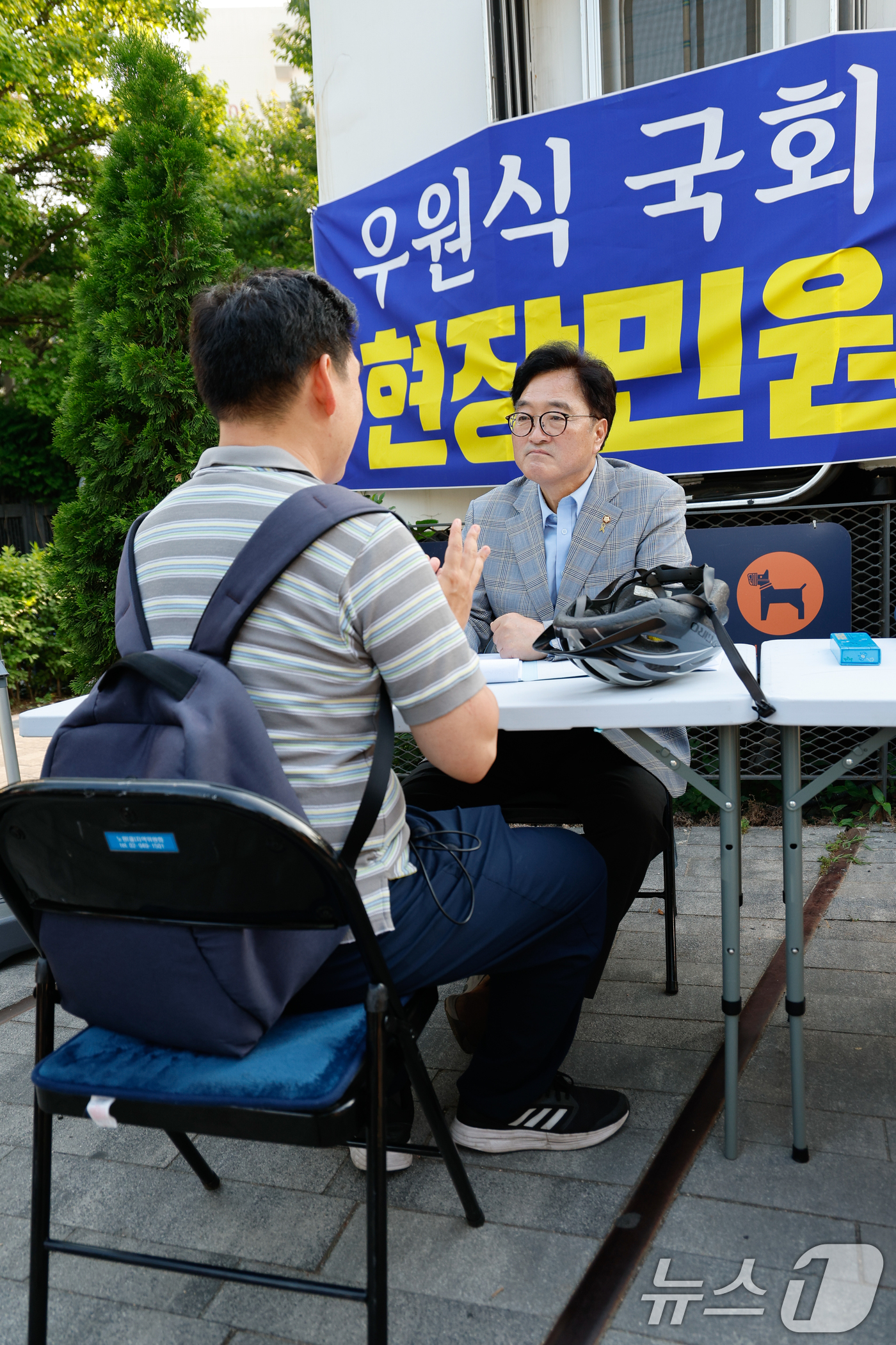 (서울=뉴스1) 안은나 기자 = 우원식 국회의장이 9일 오후 서울 노원구 경춘선숲길에서 의원 시절부터 이어 온 '현장민원실'을 운영, 주민 민원을 듣고 있다. 2024.6.9/뉴스 …
