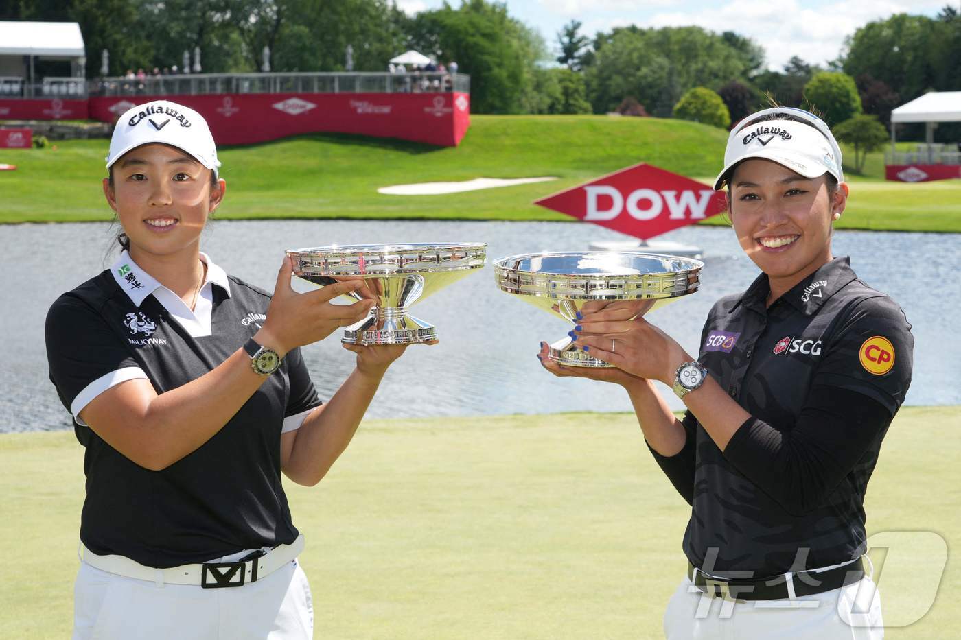 LPGA 팀 대회에서 우승을 차지한 인뤄닝&#40;왼쪽&#41;과 티띠꾼. ⓒ AFP=뉴스1