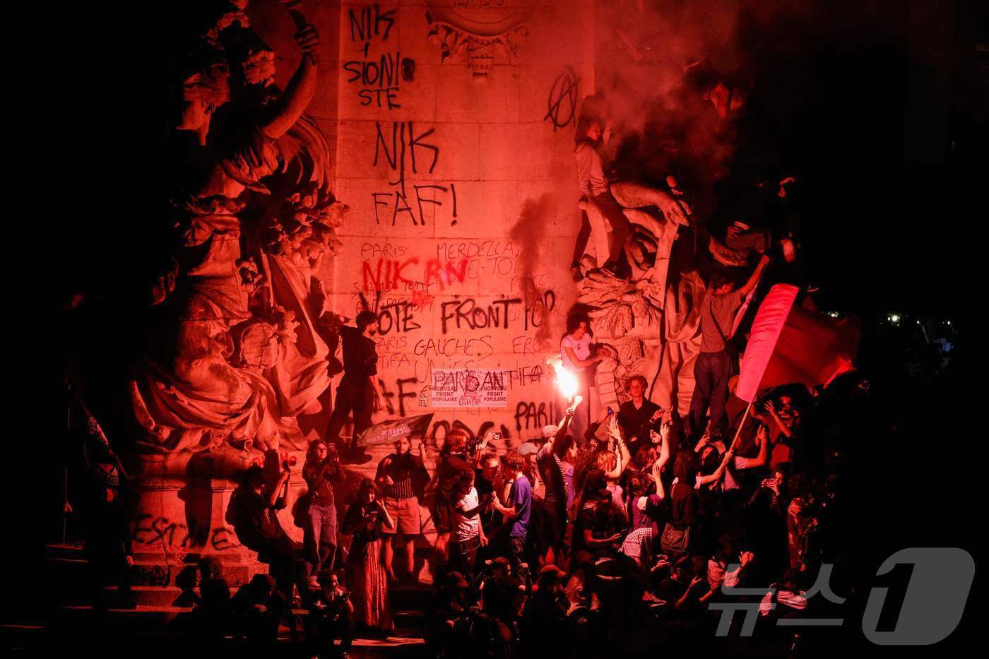 본문 이미지 - 30일(현지시간) 프랑스 총선 1차 투표 결과에서 강경 우파 국민연합(RN)이 압승하자 레퓌블리크 광장에서 극우 세력에 반대하는 집회가 열렸다. 에마뉘엘 마크롱 대통령이 이끄는 집권 여당 르네상스는 3위로 밀려날 것으로 예측되는 가운데 2차 투표 결과에 따라 27년 만에 동거 정부가 탄생할지 귀추가 주목된다. 2024.06.30/ ⓒ AFP=뉴스1 ⓒ News1 조유리 기자