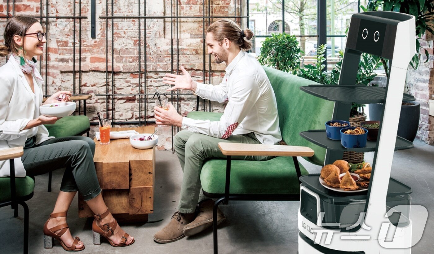 본문 이미지 - LG전자는 이달부터 공감지능 서빙 로봇 '클로이 서브봇'과 튀김요리용 로봇 '튀봇' 구독 서비스를 시작한다고 1일 밝혔다. LG전자는 구독 서비스 이용 고객에게 6개월마다 자동 감지시스템 등 제품 상태 점검, 외관 파손 점검, 외관 클리닝 등 관리 서비스를 제공할 예정이다. 클로이 서브봇과 튀봇의 구독 계약 기간은 3년으로 월 구독료는 각각 66만 원, 140만 원으로 책정됐다. (LG전자 제공) 2024.7.1/뉴스1