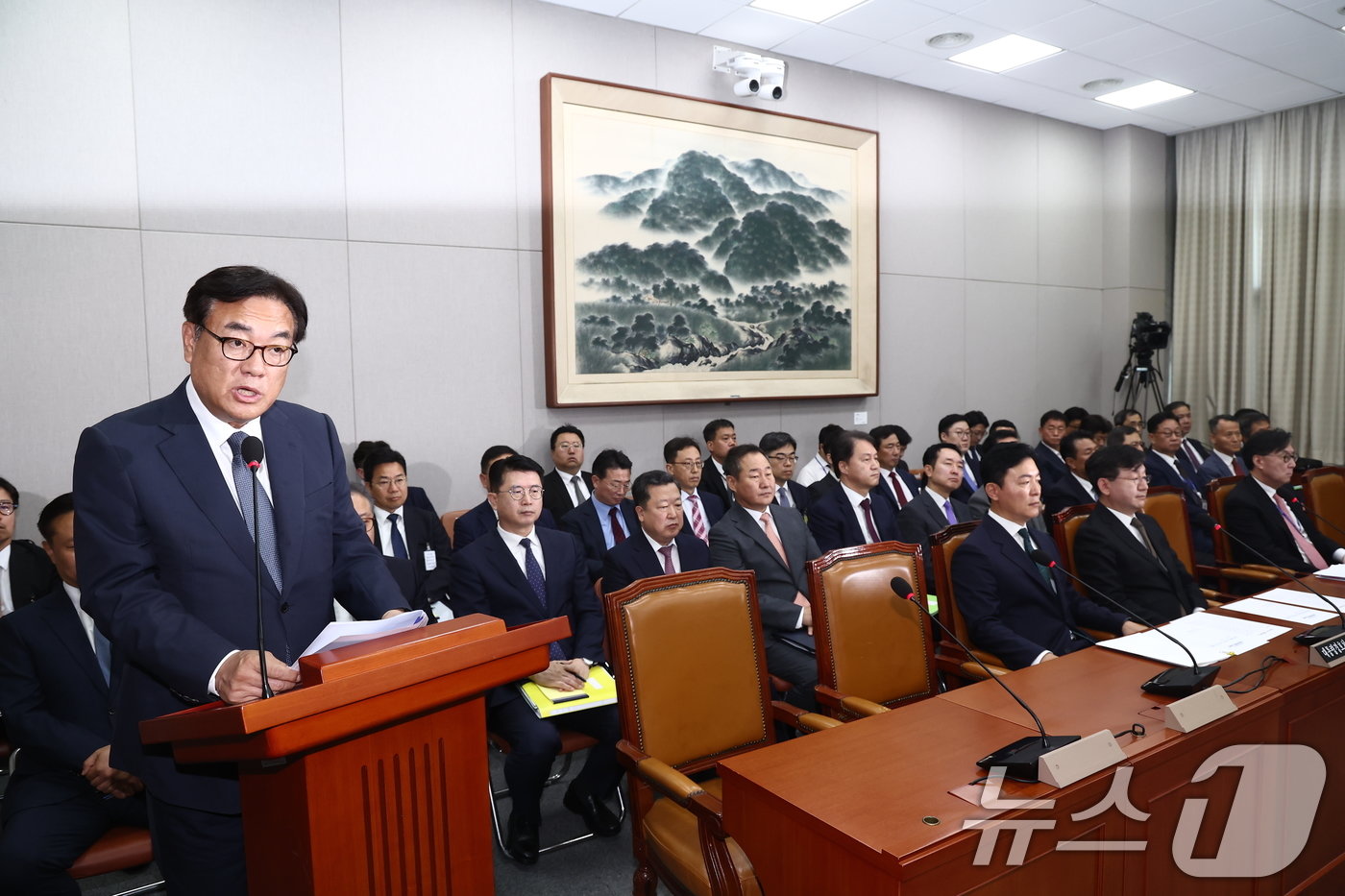 정진석 대통령 비서실장이 1일 오전 서울 여의도 국회에서 열린 운영위원회 전체회의에서 현안질의에 앞서 인사말을 하고 있다. 2024.7.1/뉴스1 ⓒ News1 김민지 기자